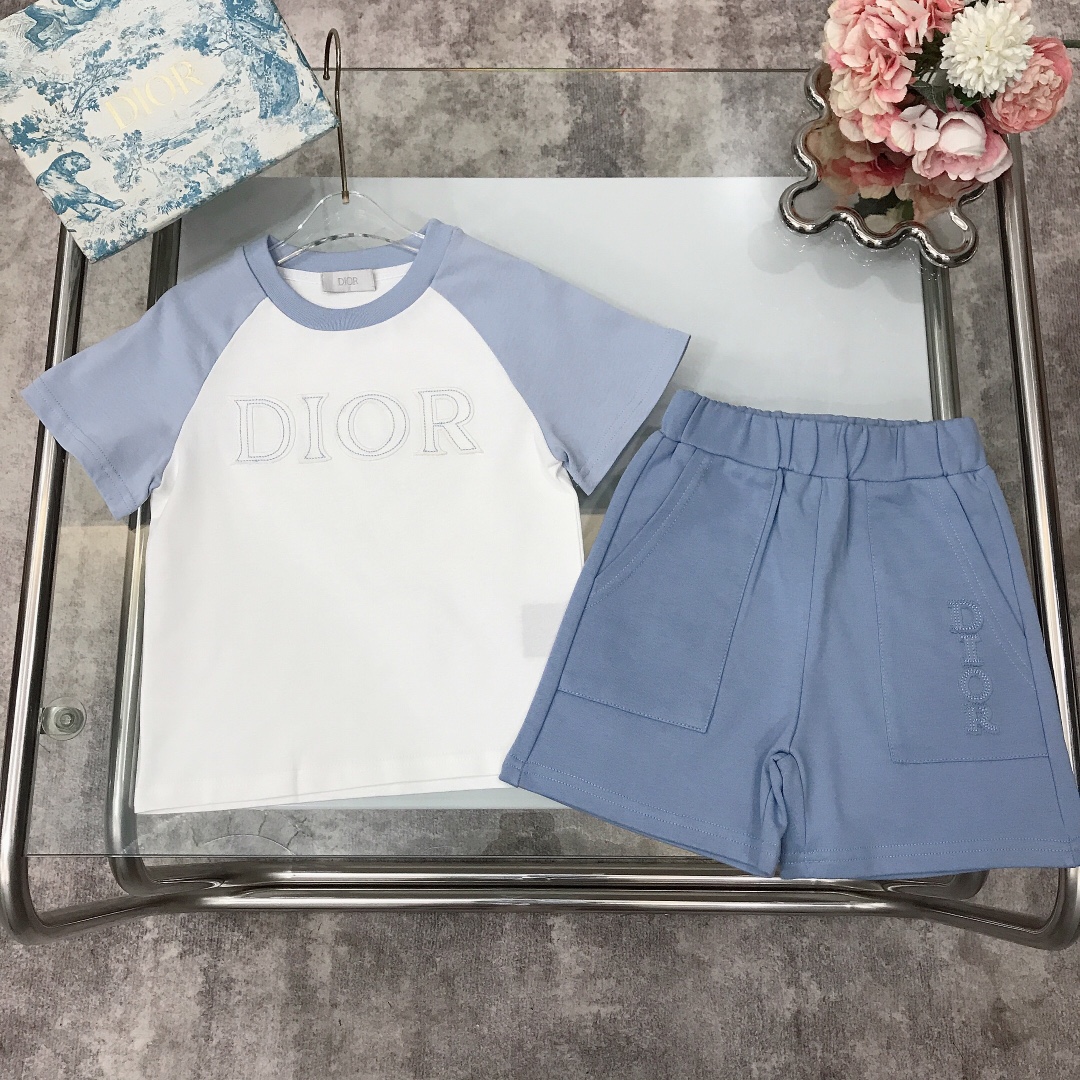 NO:210514,[Spot delivery] DIO* Set The same style in the counter ~ [Rabbitrage sleeve color-blocked short sleeve shorts] Top high-end haze blue raboscrew design with chest patch embroidery LOGO technology ~ with thin terry wool sweatshirts, cotton sweatshirts, three-dimensional styling logo embroidery, widened neckline design, made of gram heavy fabric ~ the style is crisp and stylish with exquisite sewing technology at the corners of the clothes High-end fashionable style The upper body effect is very good Size-110-120-130-140-150 [CM] Requires counter packaging, clothes, dior, hoodie, sweatshirts, shorts, T-shirt,19860909【现货发】   DIO* 套装 专柜同款～【插肩袖拼色短袖短裤】上衣高级雾霾蓝插肩袖设计搭配胸前贴布刺绣LOGO工艺～搭配薄款毛圈卫衣棉系卫衣裤 立体贴布logo刺绣 加宽领口设计 采用克重面料打造～版型挺括有型搭配衣角处精致缝制工艺 高级时髦款 上身效果非常好 尺码-110-120-130-140-150【CM】 需要专柜包装元,衣服,dior,hoodie,sweatshirts,shorts,T-shirt,,Children's