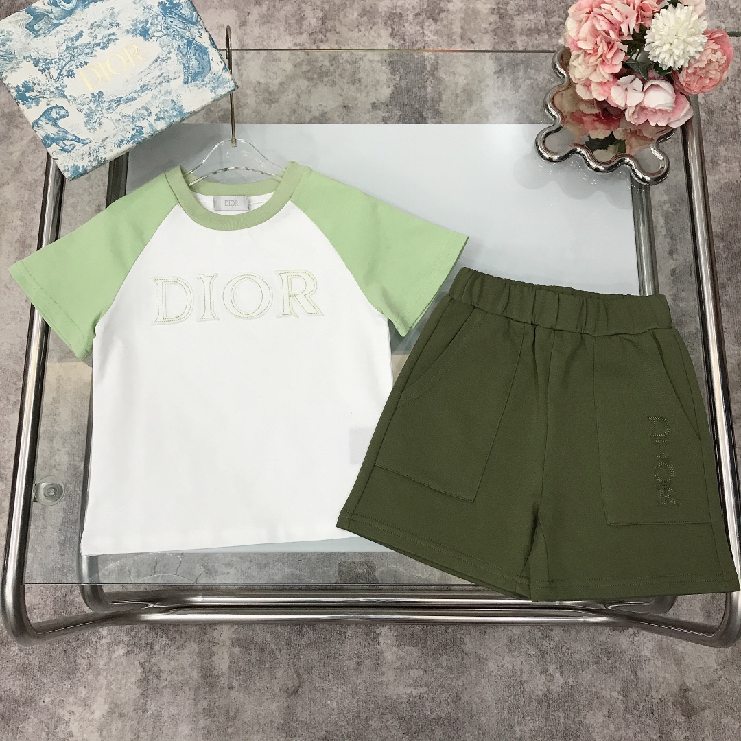 NO:210520,[Spot delivery] DIO* Set The same style in the counter ~ [Rawkangsleeves color-blocked short sleeves] Top high-end apple green rattle sleeve design with chest patch embroidery LOGO technology ~ with thin terry wool sweatshirts, cotton sweatshirts, three-dimensional styling logo embroidery, widened neckline design, made of gram heavy fabric ~ the style is crisp and stylish with exquisite sewing technology at the corners of the clothes High-end fashionable style The upper body effect is very good Size-110-120-130-140-150 [CM] Requires counter packaging, clothes, dior, hoodie, sweatshirts, shorts, T-shirt,19860909【现货发】   DIO* 套装 专柜同款～【插肩袖拼色短袖短裤】上衣高级苹果青插肩袖设计搭配胸前贴布刺绣LOGO工艺～搭配薄款毛圈卫衣棉系卫衣裤 立体贴布logo刺绣 加宽领口设计 采用克重面料打造～版型挺括有型搭配衣角处精致缝制工艺 高级时髦款 上身效果非常好 尺码-110-120-130-140-150【CM】 需要专柜包装元,衣服,dior,hoodie,sweatshirts,shorts,T-shirt,,Children's