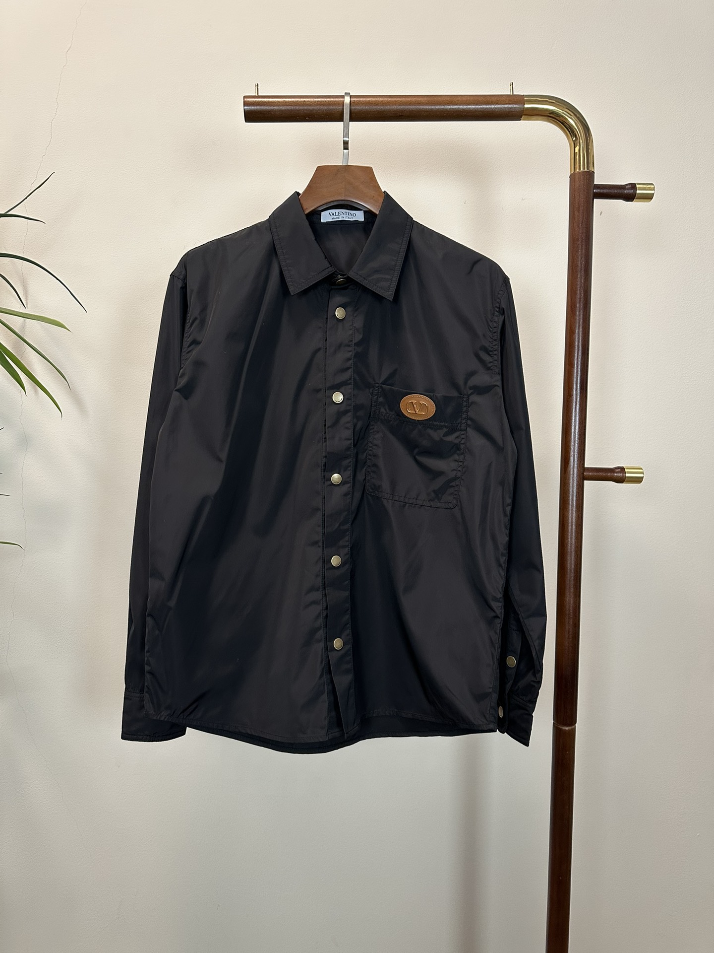 NO:413093,2025VALENTINO Valentino exclusively provides the latest spring and autumn fashion shirts. A jacket with a classic design and appearance is even more high-end quality that cannot be picked and can be purchased directly. It is not to be mistaken for! Through the detailed pictures, you can feel its powerful aura, and the warm-concentration effect is significant, so you don’t have to worry about the chill at all! It is both fashionable and functional, and the whole style looks more luxurious and elegant! Size M-XXL, valentino, valentino, jackets & coats,shirts,alexander wang198609092025VALENTINO华伦天奴独家专供最新春秋时尚衬衫 经典设计感与颜值爆棚的外套,更是无法挑剔品控可以直接入手,不容过错的高端臻品！通过细节图片便可感受到它强悍的气场,聚温保暖效果显著,完全不用担心会有一点寒意！时尚与功能性兼备,整款显得更加的奢华大气！ 尺码M-XXL,,valentino,valentino,jackets & coats,shirts,alexander wang,Men's clothing