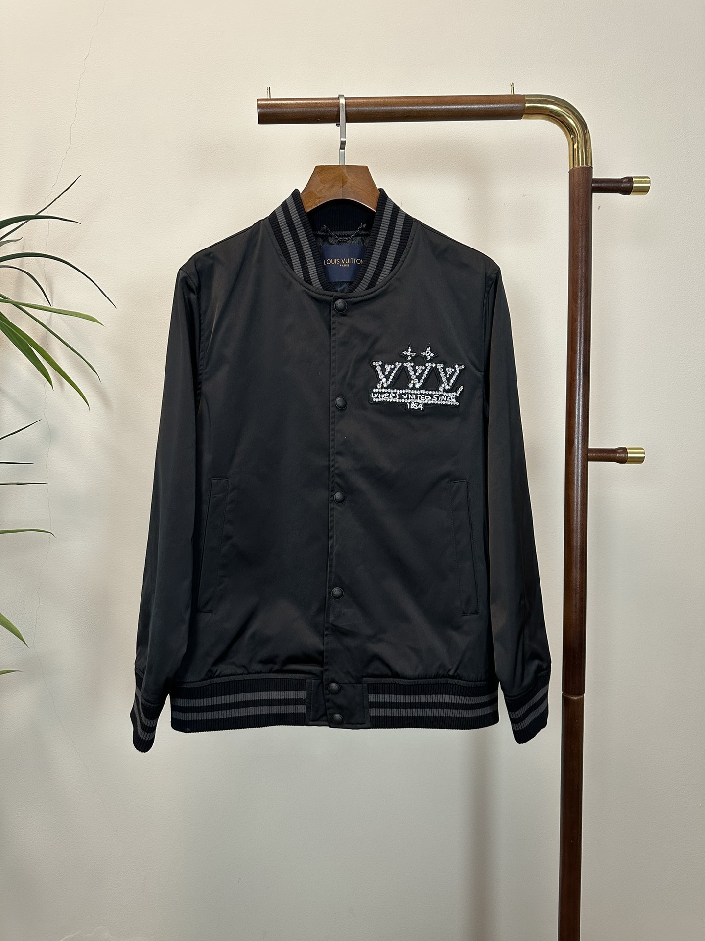 NO:413081,LV Louis Vuitton 2025 pure new men's baseball collar jacket, high-quality counter fabric, breathable and comfortable, impeccable details, brand element design concept, exquisite workmanship and complex craftsmanship, professional purchasing grade reflects high quality. The feel is delicate and soft!  It is casually cut, with a great upper body style!  Code number M-XXL, louis vuitton,louis vuitton,jackets & coats,jackets & coats,alexander wang19860909LV·路易威登 2025开纯新款男士棒球领夹克外套,高定专柜面料 透气舒适度高,细节无可挑剔,品牌元素设计理念,做工考究工艺复杂,专业代购级体现高品质.手感细腻柔软！呈现休闲裁剪,上身版型超赞！ 码数M-XXL,,louis vuitton,louis vuitton,jackets & coats,jackets & coats,alexander wang,Men's clothing