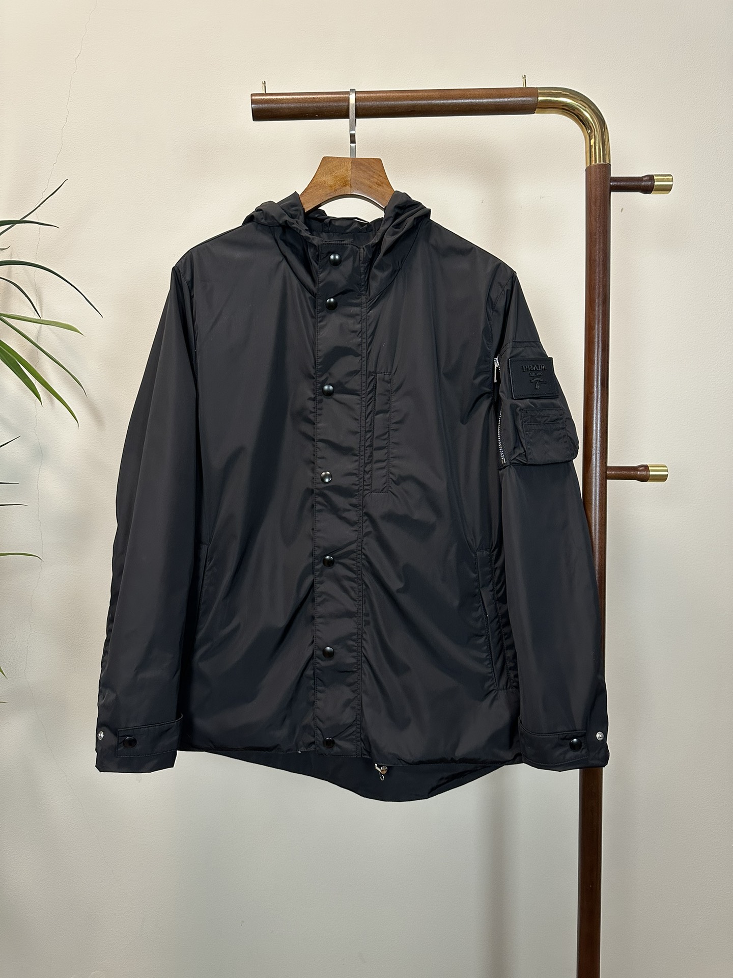 NO:413105,Prada, Prada 25 Spring New Products, Nylon Triangle Logo Zipper Jacket Hooded Jacket, Re-Nylon Recycled Nylon Material, a versatile and hot item that must be popular every quarter!  Durable and flexible, capable of most environments in daily commuting and outdoors. Simple and capable tailoring, whether for light sports enthusiasts or daily commuting, this jacket is a good choice. It evokes sports vitality, has a hot spot and its own charm. Prad*'s iconic metal triangle logo, paired with the regular body style, creates a high-end texture that is wide and skeleton-free but not stiff. Size M-XXL,, prada, prada, jackets & coats, jackets & coats, hats, alexander wang19860909Prada、普拉达 25开春新品 尼龙三角标logo拉链夹克连帽外套 ,Re-Nylon 再生尼龙材质,每个季度必火的百搭爆款单品！ 耐用灵活性高,能胜任日常通勤和户外的绝大部分环境,简单干练的剪裁,不管是轻度运动爱好者还是日常通勤 这款外套都是较好的选择. 唤起运动活力,很有热点和自己的韵味,Prad*标志性的金属三角徽标,搭配常规的衣身版型,营造出挺阔有骨架却不僵硬的高级质感. 尺码M-XXL,,prada,prada,jackets & coats,jackets & coats,hats,alexander wang,Men's clothing