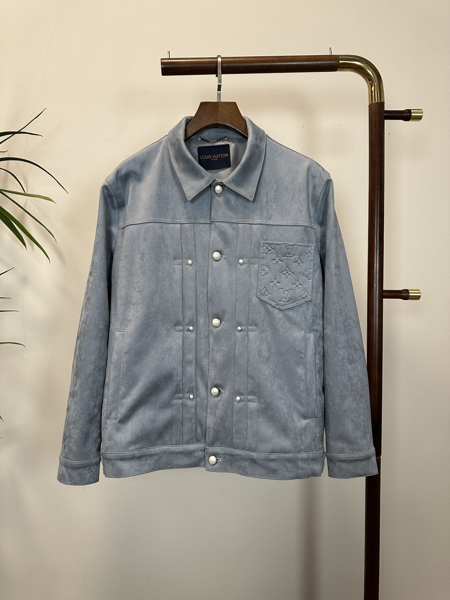 NO:413079,LV 2025 Spring New Deerskin Jacket Jacket!  This year's new counter products, handsome and cool men's fashion and urban versatile style, specially equipped with customized fabrics, which are not comparable to ordinary fabrics. A very charming design with very intimate details. It is very difficult to make such a textured fabric. It is a very technical one. Details determine the high-end. The minimalist design elements of the season, a must-have item for trendy men, and a perfect version. It is highly recommended!  Code number M-XXL, louis vuitton, jackets & coats, jackets & coats, alexander wang19860909LV 2025开春新款 鹿皮绒夹克外套！今年的专柜新品,男士帅酷爆款 时尚都市百搭款,特供定制面料,不是一般面料所能对比的产品.非常极具魅力的设计,细节非常到位,这么有质感面料做出来非常有难度,要非常讲究技术的一款,细节决定高端.极简当季的设计元素,潮男必备单品,完美版型,强烈推荐！ 码数M-XXL,,louis vuitton,jackets & coats,jackets & coats,alexander wang,Men's clothing