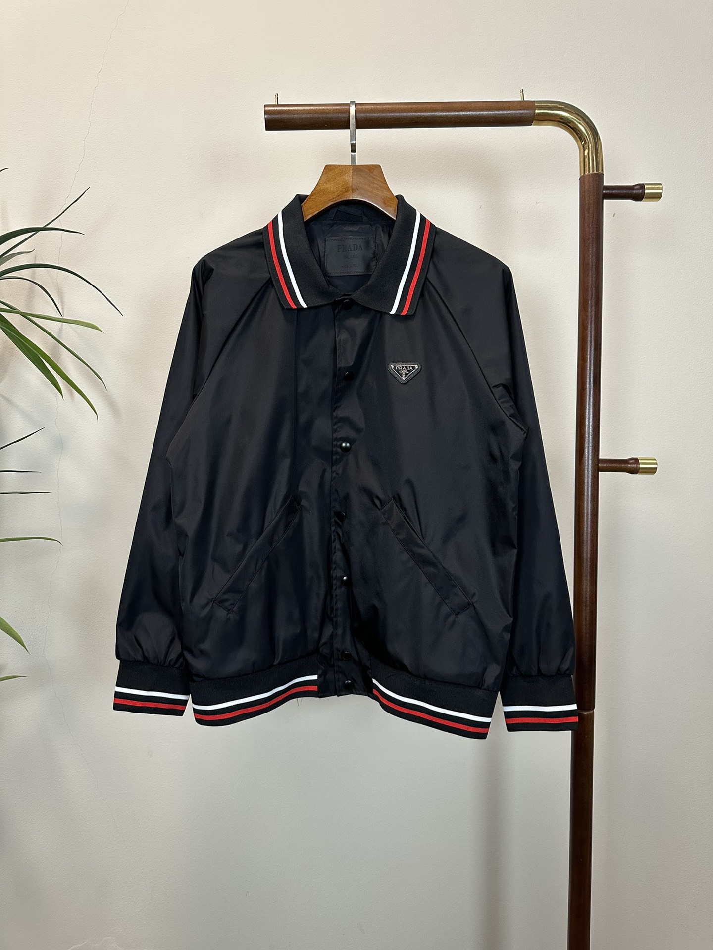 NO:413088,Prada, Prada 25 Spring New Product Lapel Color-blocked Striped Jacket, durable and flexible, capable of most environments in daily commuting and outdoors. Simple and capable tailoring, whether for light sports enthusiasts or daily commuting, this jacket is a good choice. It evokes sports vitality, has a hot spot and its own charm. The iconic metal triangle logo on the chest, paired with the regular body style, creates a high-end texture that is quite broad and skeleton-free but not stiff. Size M- XXL,,prada,prada,jackets & coats,jackets & coats,alexander wang19860909Prada、普拉达 25开春新品 翻领拼色条纹款夹克,耐用灵活性高,能胜任日常通勤和户外的绝大部分环境,简单干练的剪裁,不管是轻度运动爱好者还是日常通勤 这款外套都是较好的选择. 唤起运动活力,很有热点和自己的韵味,胸前Prad*标志性的金属三角徽标,搭配常规的衣身版型,营造出挺阔有骨架却不僵硬的高级质感. 尺码M- XXL,,prada,prada,jackets & coats,jackets & coats,alexander wang,Men's clothing