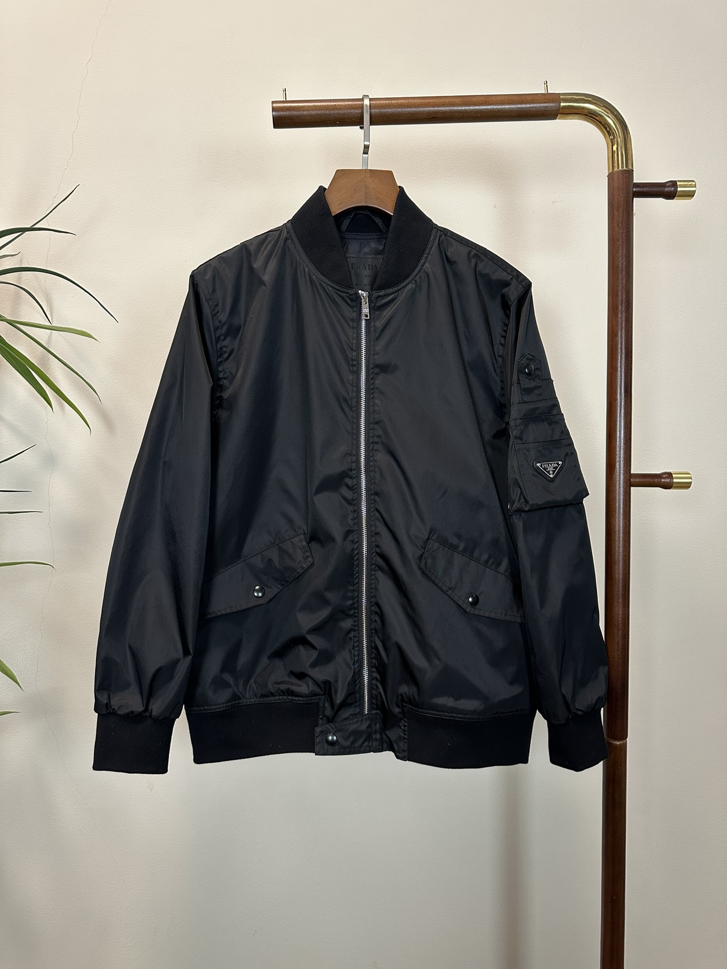 NO:413099,Prada, Prada 25 Spring New Products, Nylon Triangle Logo Zipper Jacket, Re-Nylon Recycled Nylon Material, a versatile and hot item that is the most popular every quarter!  Durable and flexible, capable of most environments in daily commuting and outdoors. Simple and capable tailoring, whether for light sports enthusiasts or daily commuting, this jacket is a good choice. It evokes sports vitality, has a hot spot and its own charm. Prad*'s iconic metal triangle logo, paired with the regular body style, creates a high-end texture that is broad and skeleton-free but not stiff. Size M-XXL,,prada,prada,jackets & coats,jackets & coats,alexander wang19860909Prada、普拉达 25开春新品 尼龙三角标logo拉链夹克外套 ,Re-Nylon 再生尼龙材质,每个季度必火的百搭爆款单品！ 耐用灵活性高,能胜任日常通勤和户外的绝大部分环境,简单干练的剪裁,不管是轻度运动爱好者还是日常通勤 这款外套都是较好的选择. 唤起运动活力,很有热点和自己的韵味,Prad*标志性的金属三角徽标,搭配常规的衣身版型,营造出挺阔有骨架却不僵硬的高级质感. 尺码M-XXL,,prada,prada,jackets & coats,jackets & coats,alexander wang,Men's clothing