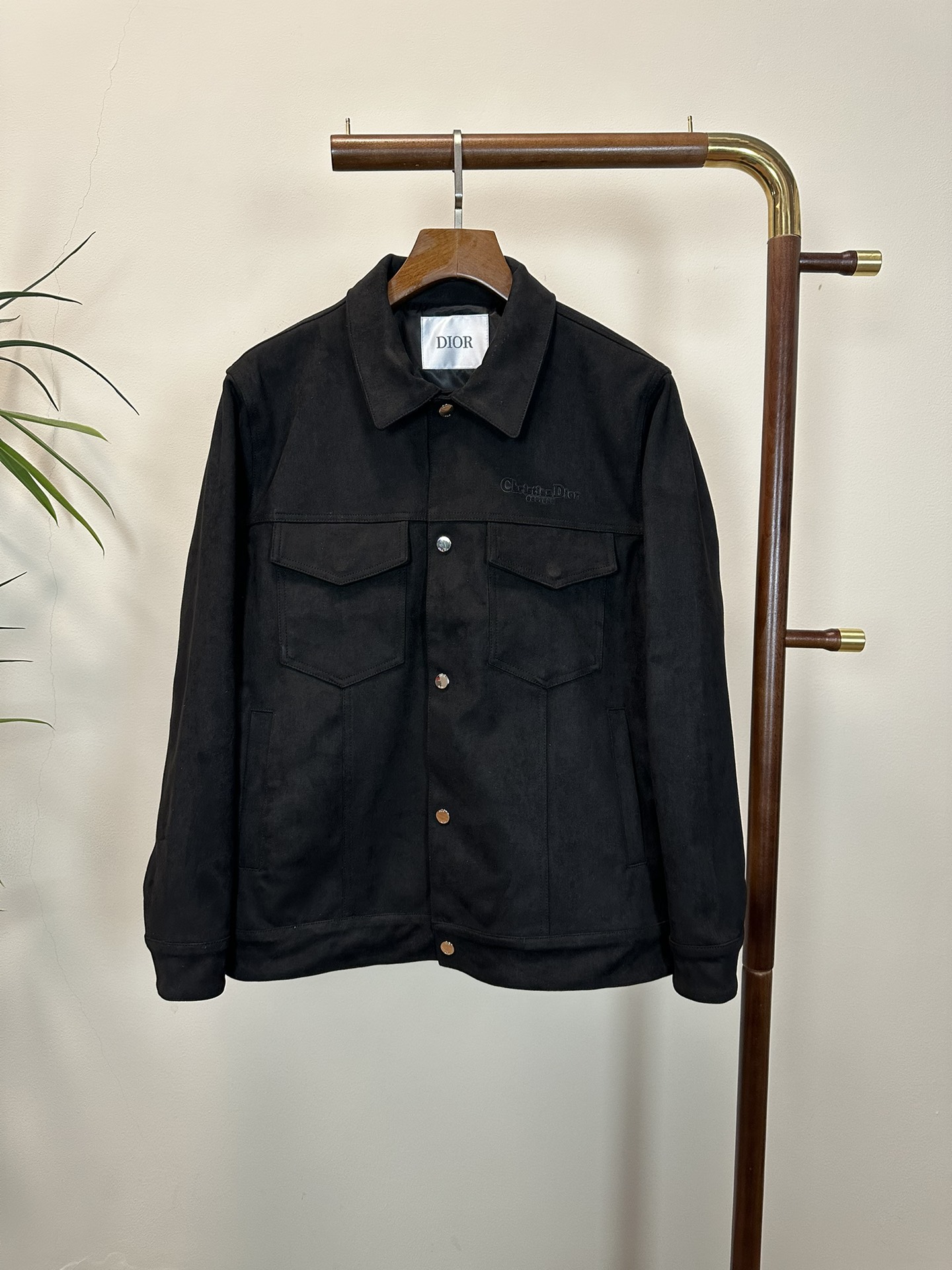 NO:413086,DIOR 2025 Spring New Deerskin Jacket Jacket!  This year's new counter products, handsome and cool men's fashion and urban versatile style, specially equipped with customized fabrics, which are not comparable to ordinary fabrics. A very charming design with very intimate details. It is very difficult to make such a textured fabric. It is a very technical one. Details determine the high-end. The minimalist design elements of the season, a must-have item for trendy men, and a perfect version. It is highly recommended!  Code number M-XXL,,dior,dior,jackets & coats,jackets & coats,alexander wang19860909DIOR 迪奥2025开春新款 鹿皮绒夹克外套！今年的专柜新品,男士帅酷爆款 时尚都市百搭款,特供定制面料,不是一般面料所能对比的产品.非常极具魅力的设计,细节非常到位,这么有质感面料做出来非常有难度,要非常讲究技术的一款,细节决定高端.极简当季的设计元素,潮男必备单品,完美版型,强烈推荐！ 码数M-XXL,,dior,dior,jackets & coats,jackets & coats,alexander wang,Men's clothing