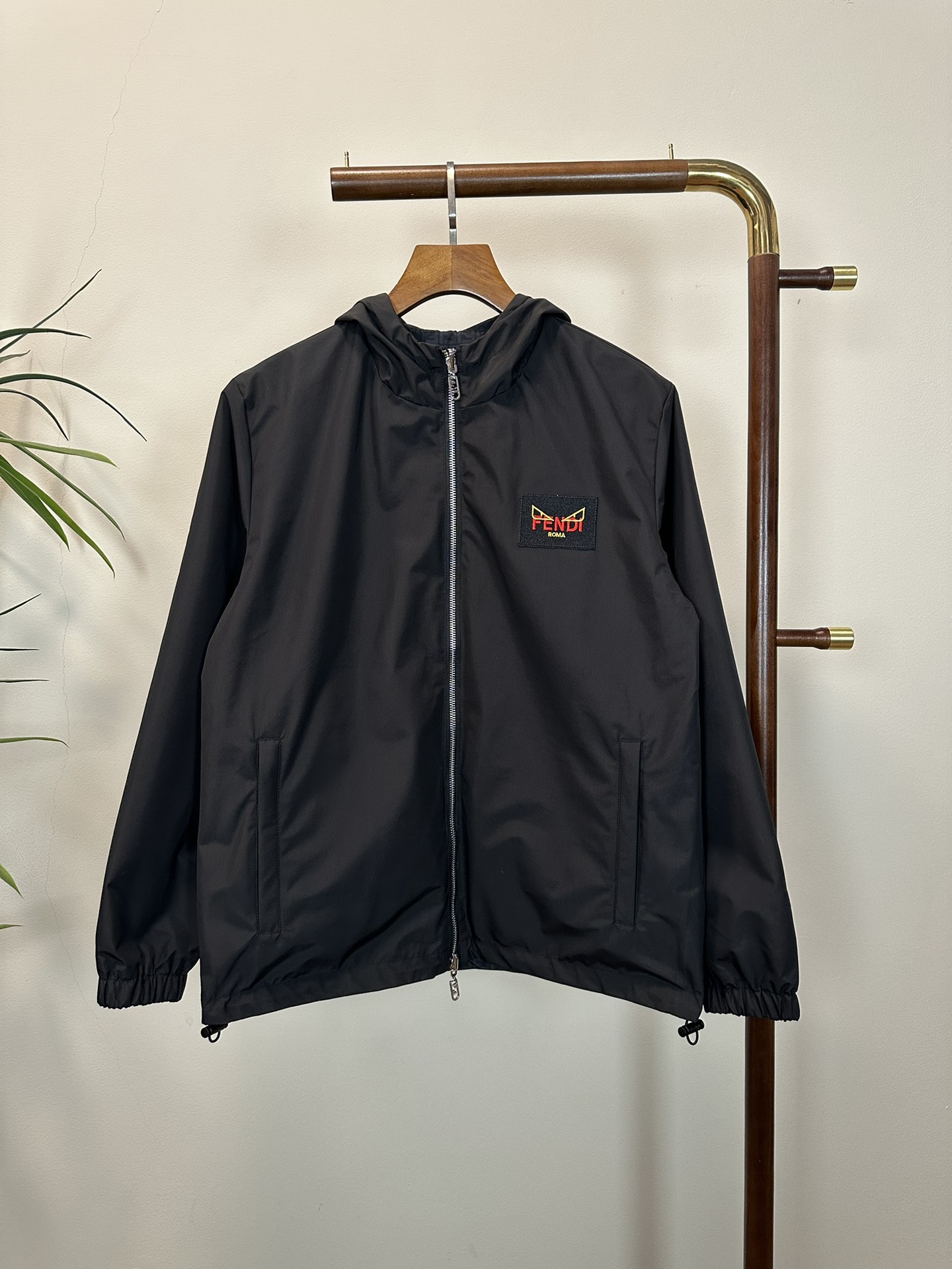 NO:413072,2025 new FENDI/Fendi full-print LOGO hooded jacket jacket is divided into striped surface and full logo jacquard surface. The two styles are randomly switched. There is no need to say more about the style, low-key and luxurious, both sides take away the classic FD elements, loose style, and the upper body is casual and comfortable. The solid color is a soft-shell jacket style, a simple solid color, only the chest hardware decoration, the hardware can be detached, all the hardware inside and outside are engraved on both sides, the original version is consistently customized and dyed. The same color has no color difference, and the labor cost is expensive. The lining is silk jacquard surface cloth, and the classic full-frame logo jacquard process needs to be weaved, and the process cost is extremely high. Color black Size M-XXL,,fendi,fendi, jackets & coats, jackets & coats, real silk,hats,alexander wang198609092025新款FENDI/芬迪 满印LOGO连帽夹克外套 分为条纹面和满logo提花面,两种风格随意切换,款式不需多说,低调奢华,双面都带走FD经典元素,宽松版型,上身休闲舒适.纯色面为软壳冲锋衣款,纯色简单款,仅胸口五金装饰,五金可拆卸,里外五金全部双面刻字,原版一致去定制定染.衣身同色无色差,工费昂贵.里布为真丝提花面布,经典满幅logo提花工艺,全部需要织上去,工艺成本极高. 颜色黑色 尺码M-XXL,,fendi,fendi,jackets & coats,jackets & coats,real silk,hats,alexander wang,Men's clothing