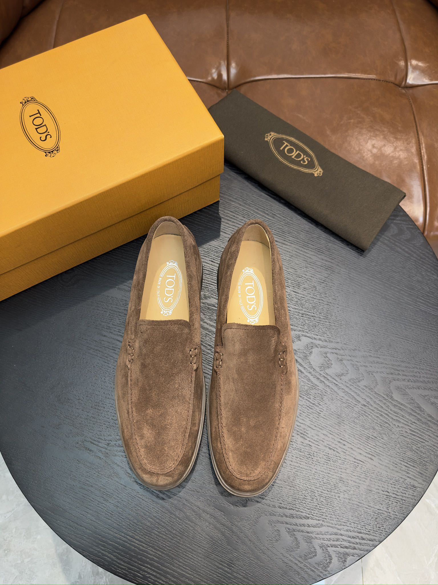 NO:271675,TODS Toddsborne loafers are made of suede calf leather, water dyed beef, special rubber bean outsole with elegant special craftsmanship woven inlays, exquisite horizontal strip decoration and Tod’s letters, leather insole, removable insole, rubber bean anti-slip wear-resistant sole, easy to interpret urban elegance, casual and versatile, shoe cabinet evergreen style, worth owning. Size 39-45, 38, 46 customized.,, Tod's,loafers,cowhide19860909TODS托德斯本款乐福鞋以绒面小牛皮制成,水染牛里,特别的橡胶豆豆外底设有雅致的特殊工艺编织嵌边,鞋面点缀精巧横条装饰和Tod’s字母,皮革内底,可拆卸鞋垫,橡胶豆豆防滑耐磨鞋底,轻松演绎都市优雅品味,休闲百搭,鞋柜常青款,值得拥有.码数39-45,38,46订做.,,Tod's,loafers,cowhide,Men's shoes