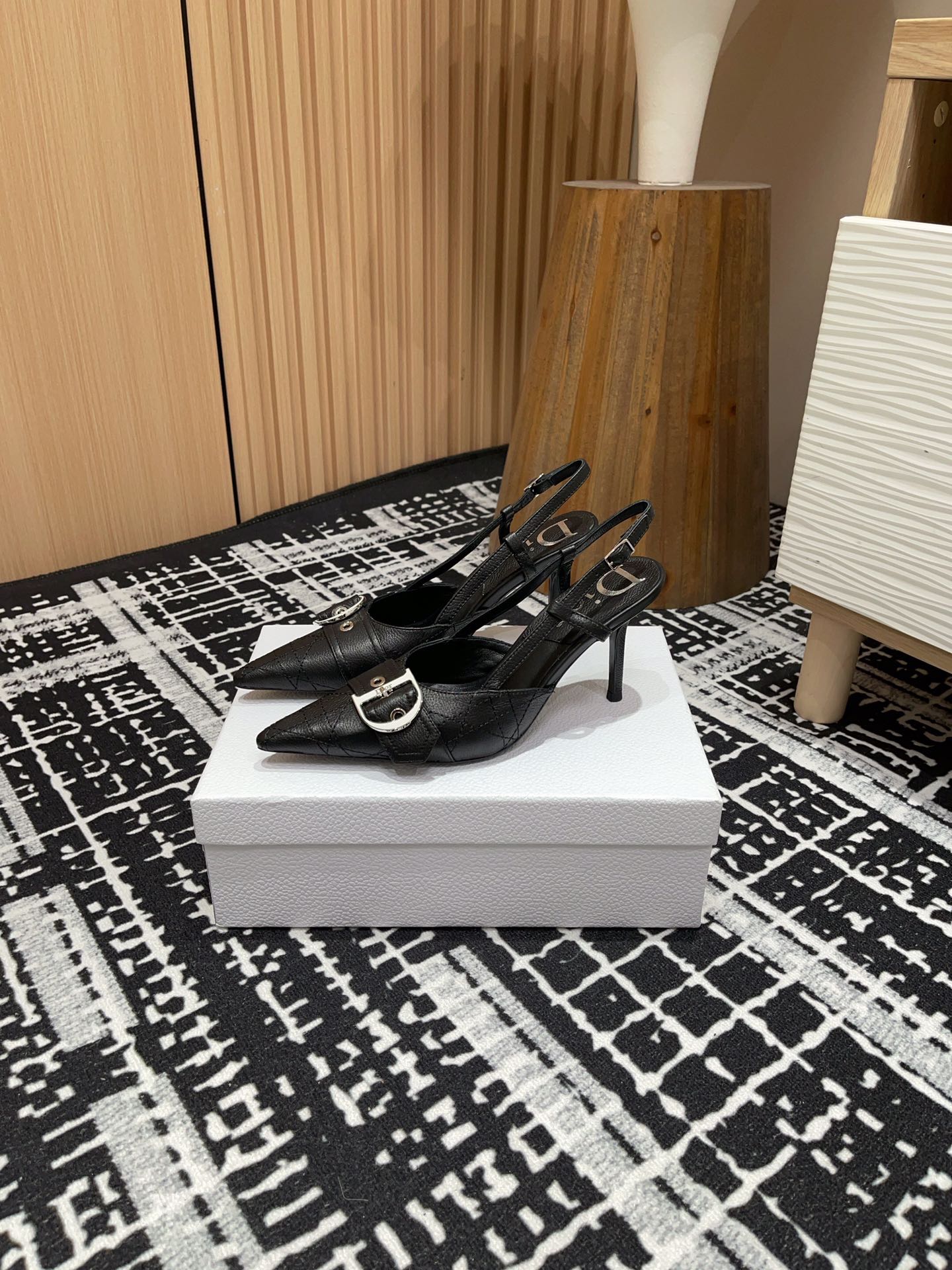 NO:172898,- DIO*2025/ New spring and summer medieval electric embroidered high heels continue the eternal classic of D's home!  This shoe is low-key and gorgeous, sexy and not ostentatious. The shoe style is a delicate style that everyone loves. It looks very slim. The entire curve of the side perfectly shows the curve of the foot. It has both mature and feminine taste and a hint of lively girlishness. It looks so beautiful on the feet. It is worth recommending. Imported sheepskin on the upper, mixed-bred sheepskin in the inner, outsole imported Italian cowhide, heel height 8.5cm, size 35-39 (34/40/41/42, customized, non-return and exchange), high heels, dior, dior, high heels, cowhide, sheepskin19860909- DIO*2025/ 春夏新品中古电绣高跟鞋 延续D家永恒经典！这款鞋低调不失华丽 性感又不显张扬 鞋型是大家都爱的秀气款 非常非常显瘦 侧面整个弧度将脚部曲线完美展现 既有成熟女人味 又不乏一丝活泼少女感, 上脚也太好看了,值得推荐 鞋面进口羊皮 内里混种羊皮 大底意大利进口牛皮大底 跟高8.5cm 码数35-39（34/40/41/42 定制不退换）,高跟鞋,dior,dior,high heels,cowhide,sheepskin,Women's Shoes