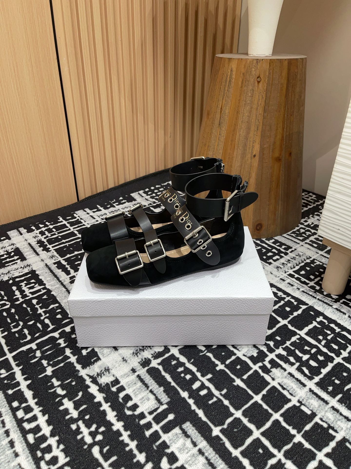 NO:172893,- Dio* 2025 early spring new loafers are just a glance. Mary Jane loafers are simple, generous, and low-key and luxurious!  Paired with the eye-catching Chanristian Dior logo buckle #very high-end and comfortable to wear, and easy to match #can be worn in spring, summer, autumn and winter!  Upper imported cowhide/imported suede inner sheepskin sole original sole Size#35-41 (40.41 custom made without return or replacement), loafers, chanel, dior, loafers, mary jane, cowhide, sheepskin, chamois leather19860909- Dio* 2025早春新款乐福鞋一眼就想要玛丽珍乐福鞋单鞋简单大方‘低调奢华！ 配上醒目的Chanristian Dior标志扣#非常高级穿着舒适好看 而且好搭配#春夏秋冬都可以穿！ 鞋面进口牛皮/进口麂皮 内里羊皮 鞋底原版鞋底 Size#35-41（40.41定制不退不换),乐福鞋,chanel,dior,loafers,mary jane,cowhide,sheepskin,chamois leather,Women's Shoes