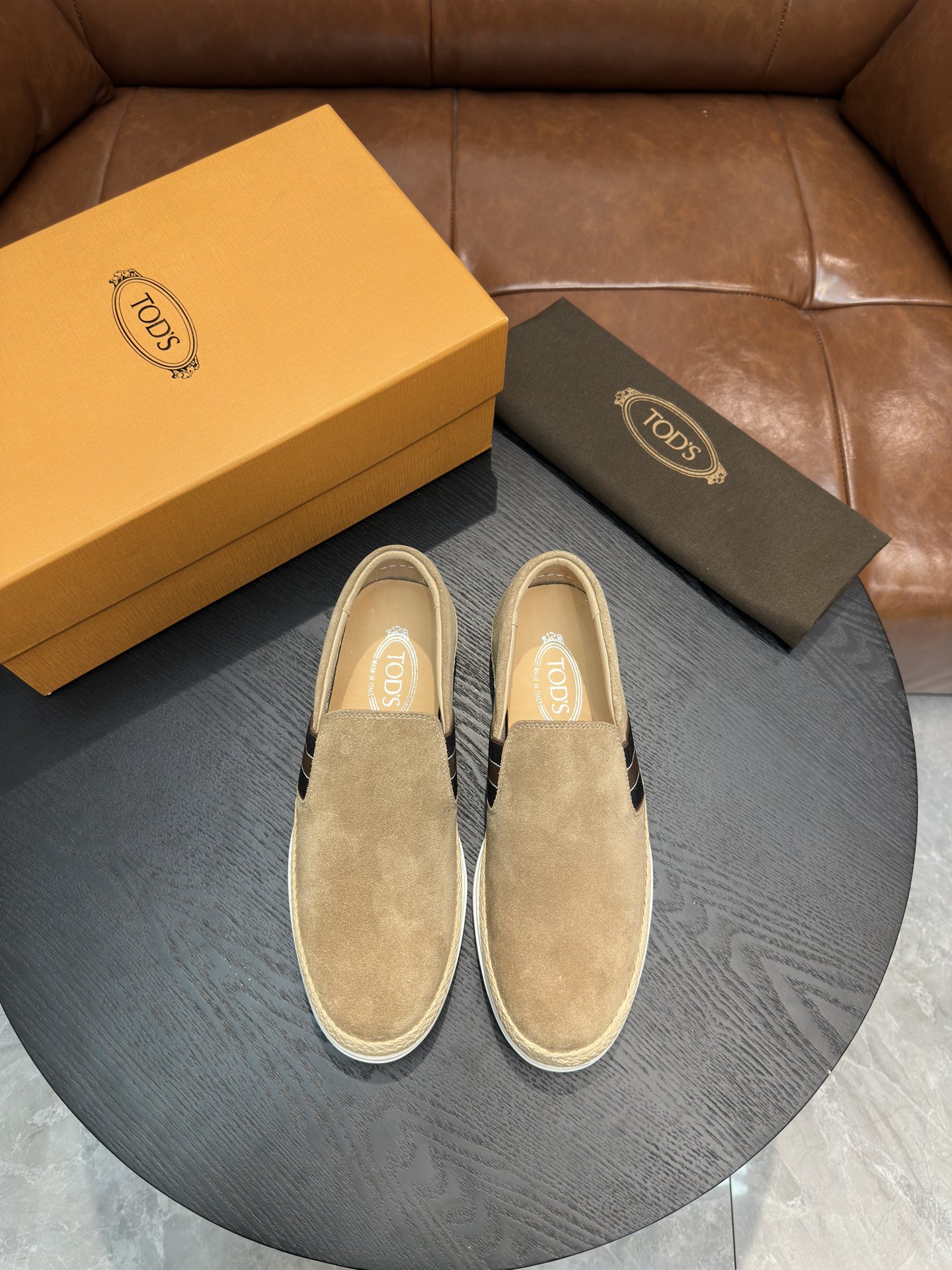 NO:271672,TODS Toddsborne loafers are made of suede calf leather, water dyed beef, special rubber bean outsole with elegant special craftsmanship woven inlays, exquisite horizontal strip decoration and Tod's letters, leather insole, removable insole, rubber bean anti-slip wear-resistant sole, easy to interpret urban elegance, casual and versatile, shoe cabinet evergreen style, worth owning. Size 39-45, 38, 46 customized., Tod's, loafers, cowhide19860909TODS托德斯本款乐福鞋以绒面小牛皮制成,水染牛里,特别的橡胶豆豆外底设有雅致的特殊工艺编织嵌边,鞋面点缀精巧横条装饰和Tod's字母,皮革内底,可拆卸鞋垫,橡胶豆豆防滑耐磨鞋底,轻松演绎都市优雅品味,休闲百搭,鞋柜常青款,值得拥有.码数39-45,38,46订做.,,Tod's,loafers,cowhide,Men's shoes