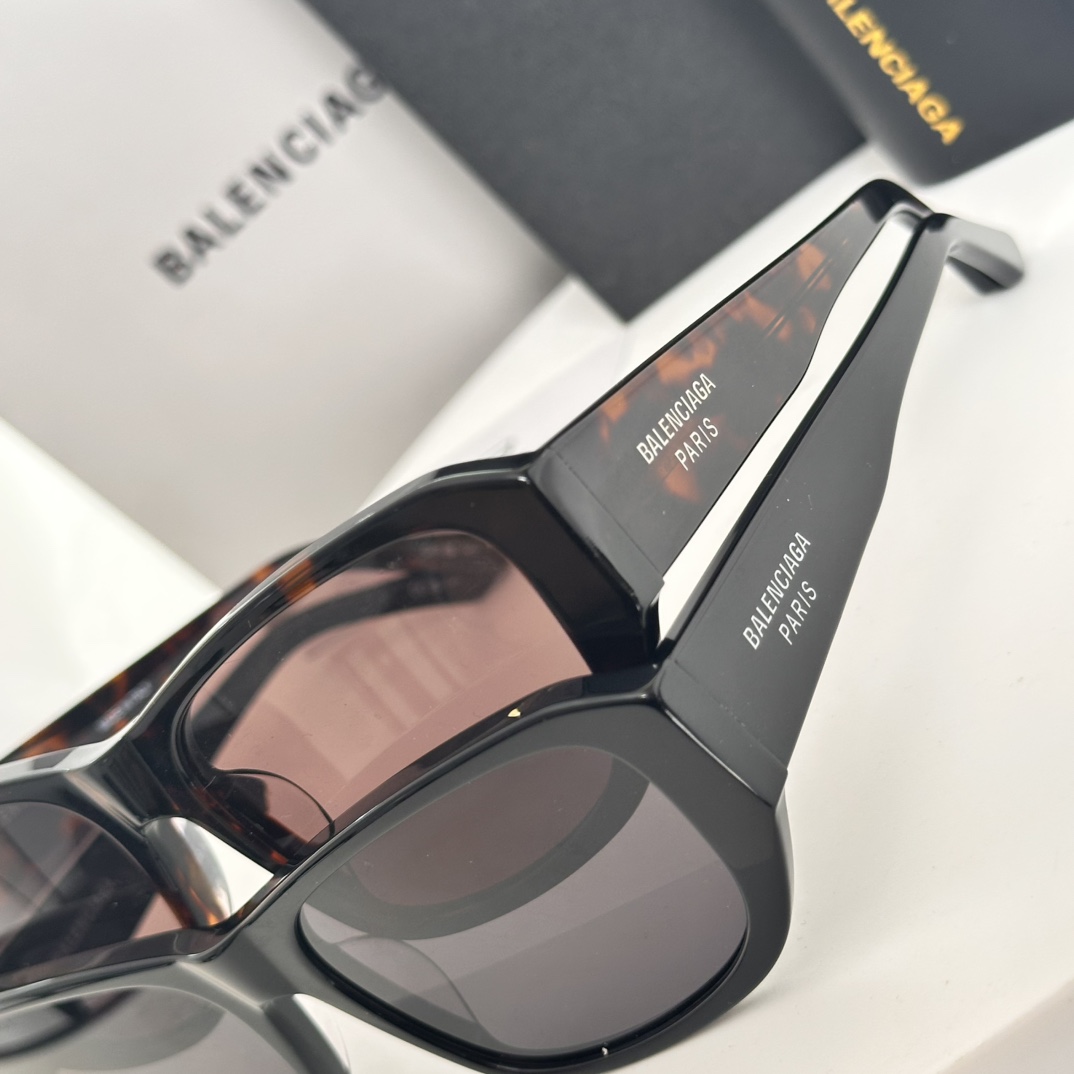 ‼️ 细节图 BALENCIAGA
MOD：BB0365S
SIZE：57口17-145
🔝🔝