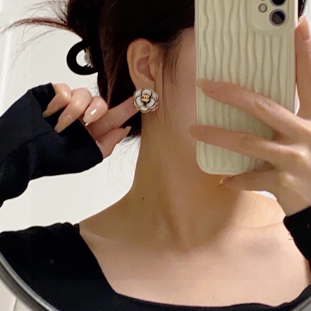 NO:112106,Ear clips CHANEl Xiaoxiangfeng Earrings without piercing ears Chanel ear clips Earrings Big brand Xiang Grandma This brand is absolutely omniscient among fashionable women. The original logo prints are all aware of its classics and three-dimensionality. Super good and sought-after brass material. 9.25 silver needles can also be worn for piercing ears. Elements, chanel, chanel, earrings19860909耳夹CHANEl小香风不用打耳洞的耳环香奈儿耳夹耳环大牌香奶奶这个品牌在时尚女性当中绝对无所不知原版logo字印都知道它的经典与岁月立体感超强 超好超抢手 黄铜材质 9.25银针打耳洞的也可以佩戴,饰品精品,chanel,chanel,earrings,Jewelry