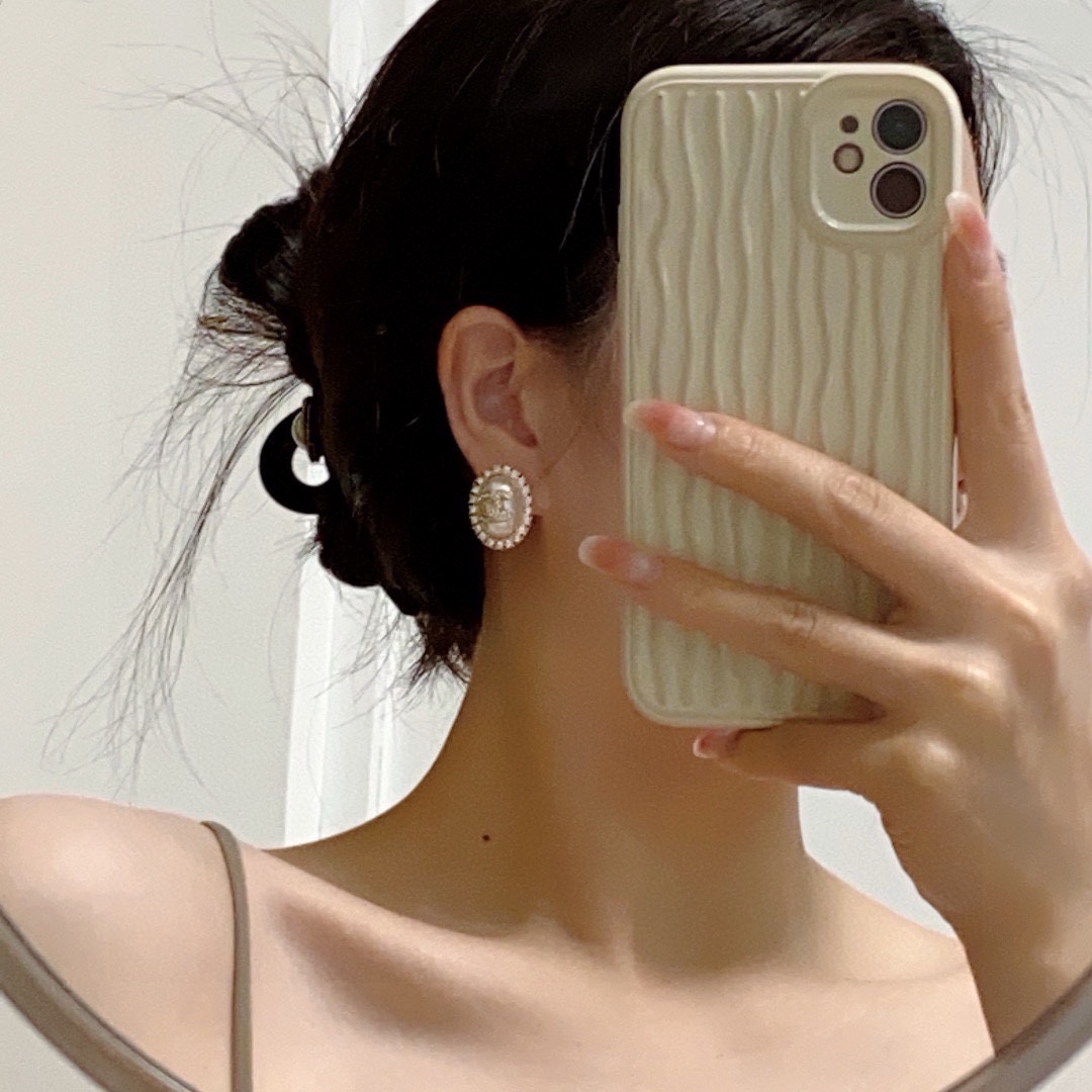 NO:112109,The latest style of the ear clip CHANEl counter is simultaneously launched on the new Chanel ear clip earrings big brand fragrant grandma. This brand is absolutely omniscient among fashionable women. The original logo prints are all aware of its classics and three-dimensionality. Super good and sought-after brass material 9.25 silver needles, jewelry quality, chanel, chanel, earrings19860909耳夹CHANEl专柜最新款同步上新香奈儿耳夹耳环大牌香奶奶这个品牌在时尚女性当中绝对无所不知原版logo字印都知道它的经典与岁月立体感超强 超好超抢手 黄铜材质 9.25银针,饰品精品,chanel,chanel,earrings,Jewelry