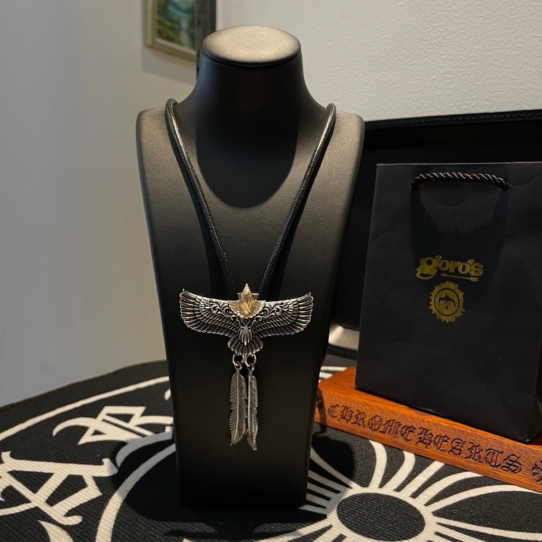 NO:104657,[New Products are on the Shelves] Goro’s Takahashi Goro Eagle Feather Pendant, Takahashi Classic Leather Rope Necklace, Top Version, Accepted Exclusive Shooting, Focus on the High-end Market, Kuaishou/ins/Xiaohongshu popular models, absolutely different from ordinary versions!  The details of the picture product are consistent with ZP!  Original production process, precision quality, purely handmade, authentic model opening, fashion essentials, both men and women can wear, same couple style, rock punk silver style, retro elements, trendy and versatile, same style on the official website, fine jewelry, necklace19860909批【新品上架】Goro’s高桥吾郎老鹰羽毛吊坠,高桥经典皮绳项链,顶级版本,认准独家拍摄,主攻高端市场 ,快手/ins/小红书热门款,绝对区别普通版本！图片产品细节与ZP一致！原版制作工艺 精工品质 纯手工打造 ～正品开模潮流时尚必备 男女均可佩戴 情侣款同款 摇滚朋克泰银风格 复古元素 潮流百搭 官网同款,饰品精品,necklace,Jewelry