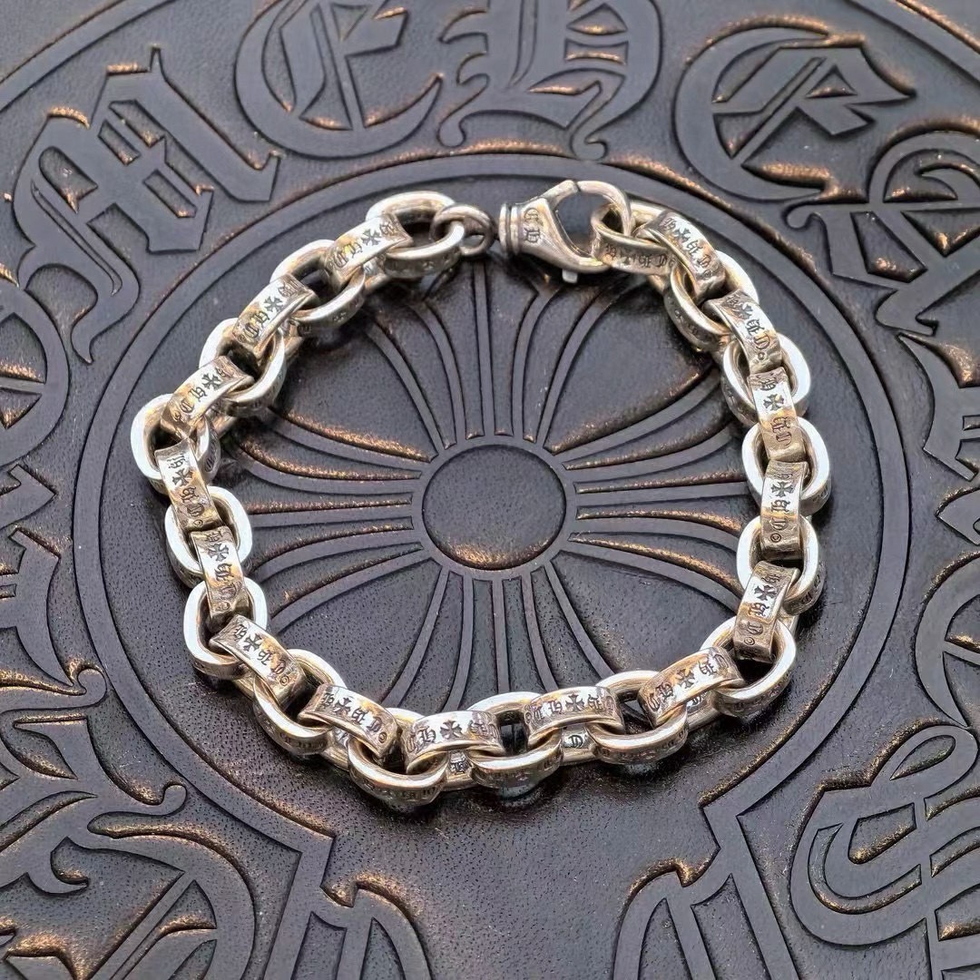 NO:104656,【Chrome Hearts】Classic retro rough chain letter bracelet Top Seiko version!  Not a normal version on the market!  The workmanship of the fashionable and exquisite versatile model is almost the same as that of the zp, and it is also a very classic style with the Ch chain. It is consistent with the authentic product, and it is definitely not an ordinary version on the market!  , jewelry boutique, chrome hearts, chrome hearts, bracelet19860909【Chrome Hearts克罗心】经典复古粗链字母手链 顶级精工版本！绝非市面普通版本！时尚精美百搭款做工跟zp几乎没差,搭配Ch链也是很经典的款式 跟正品保持一致工艺,绝非市面普通版本！,饰品精品,chrome hearts,chrome hearts,bracelet,Jewelry