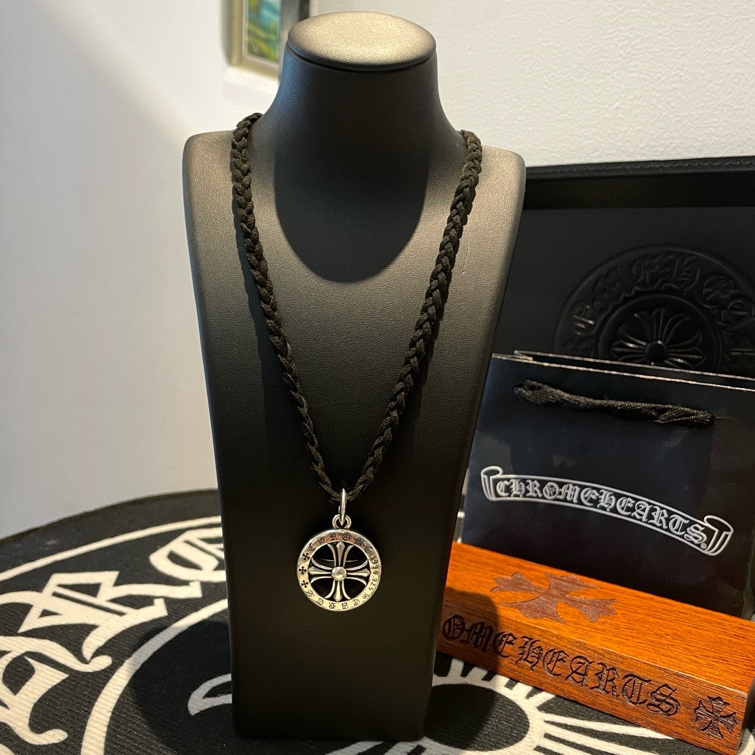 NO:104664,TikTok/Kuaishou/ins/Xiaohongshu/Live Hot, New [Counter Quality] Chrome Hearts Crow's Cartilage Necklace, Round Cross Pendant, Concave and Convex and Convex Scout Flowers present unique to others Cross Scout Flowers are Crow's ambitions, so they last longer. Genuine version of Chrome Hearts Crow's Different from the market ordinary light version, benchmarking the quality of the version, looking at the details of the letter printing, retro old gray oxygen level. Seiko version!  !  !  Pure handmade ~ Authentic model opening must-have fashion and fashion, both men and women can wear it, same style for couples, original official website, rock punk style silver style, retro elements, trendy and versatile!  , jewelry boutique, chrome hearts, chrome hearts, necklace19860909批 抖音/快手/ins/小红书/直播热门,新款【专柜品质】Chrome Hearts克罗心皮绳项链 ,圆形十字架吊坠,凹凸造型不同的花纹设计风格 呈现出与众不同 十字架 童军花是克罗心的志 所以更经久不衰 正品打版Chrome Hearts克罗心 区别市场普通轻版 对版对标品质 看字印细节 复古做旧灰氧程度.精工版本！！！ 纯手工打造 ～正品开模潮流时尚必备 男女均可佩戴 情侣同款 官网原版 摇滚朋克泰银风格 复古元素 潮流百搭！,饰品精品,chrome hearts,chrome hearts,necklace,Jewelry