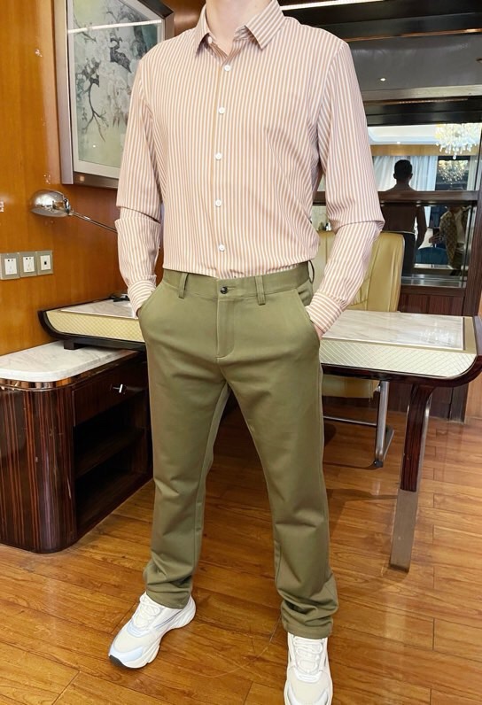 NO:116094,Tommy--The latest casual trousers in the 2025 counter are shipped, and European and American counters are on sale at the same time!  Selected customized Tianshi cotton   recycled fiber fabric imported from Italy with a straight slim fit design, customized buttons, brand logo on the front pocket and brand on the back waist side show taste in English, business and leisure are very good. The number of codes is 30-38 (model 173/130 wears 31, with Hong Kong Lane Crawford portable handbag), alexander wang19860909汤米--2025专柜最新款休闲西裤出货,欧美专柜同步发售！精选意大利进口定制天丝棉 再生纤维面料搭配直筒修身设计,定制的纽扣和前袋口的品牌logo及后腰侧的品牌英文彰显品味 ,商务休闲都非常不错.码数30-38（模特173/130穿31,配香港连卡佛便携手袋）,,alexander wang,Men's clothing