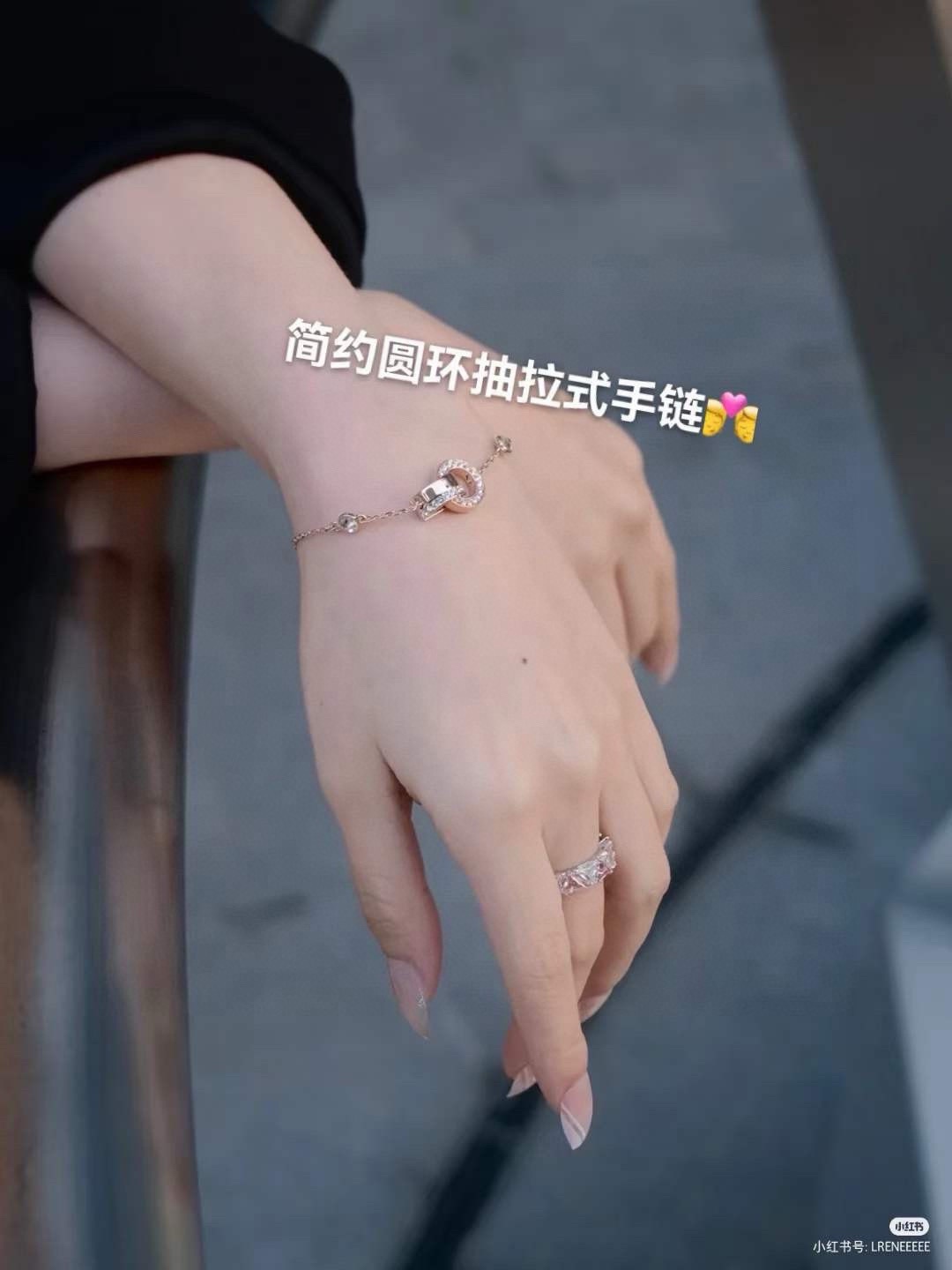 P55  swarovski 银色 玫瑰金 简约圆环抽拉式手链

用这款非对称链坠突破风格边界。两个点缀着密镶透明仿水晶的相扣圆环，悬挂于手链上，在优雅的摆动中尽绽耀眼光芒。
银色玫瑰金 双色可选。