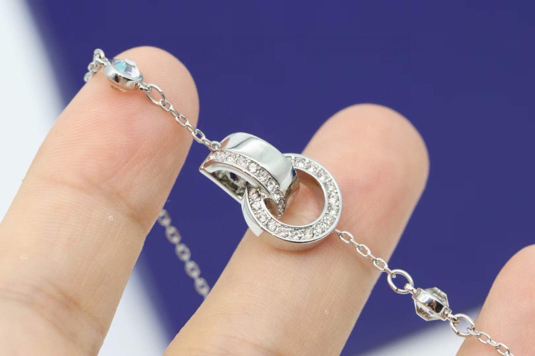 P55  swarovski 银色 玫瑰金 简约圆环抽拉式手链

用这款非对称链坠突破风格边界。两个点缀着密镶透明仿水晶的相扣圆环，悬挂于手链上，在优雅的摆动中尽绽耀眼光芒。
银色玫瑰金 双色可选。