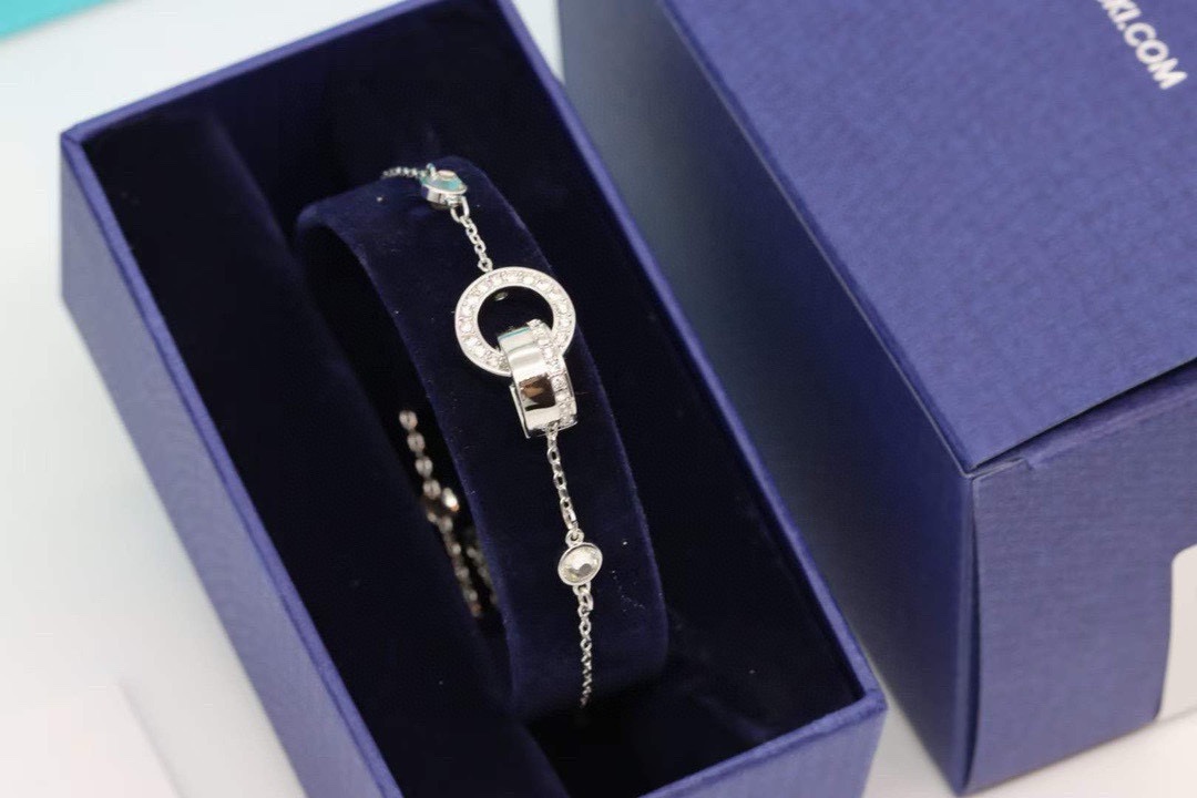 P55  swarovski 银色 玫瑰金 简约圆环抽拉式手链

用这款非对称链坠突破风格边界。两个点缀着密镶透明仿水晶的相扣圆环，悬挂于手链上，在优雅的摆动中尽绽耀眼光芒。
银色玫瑰金 双色可选。