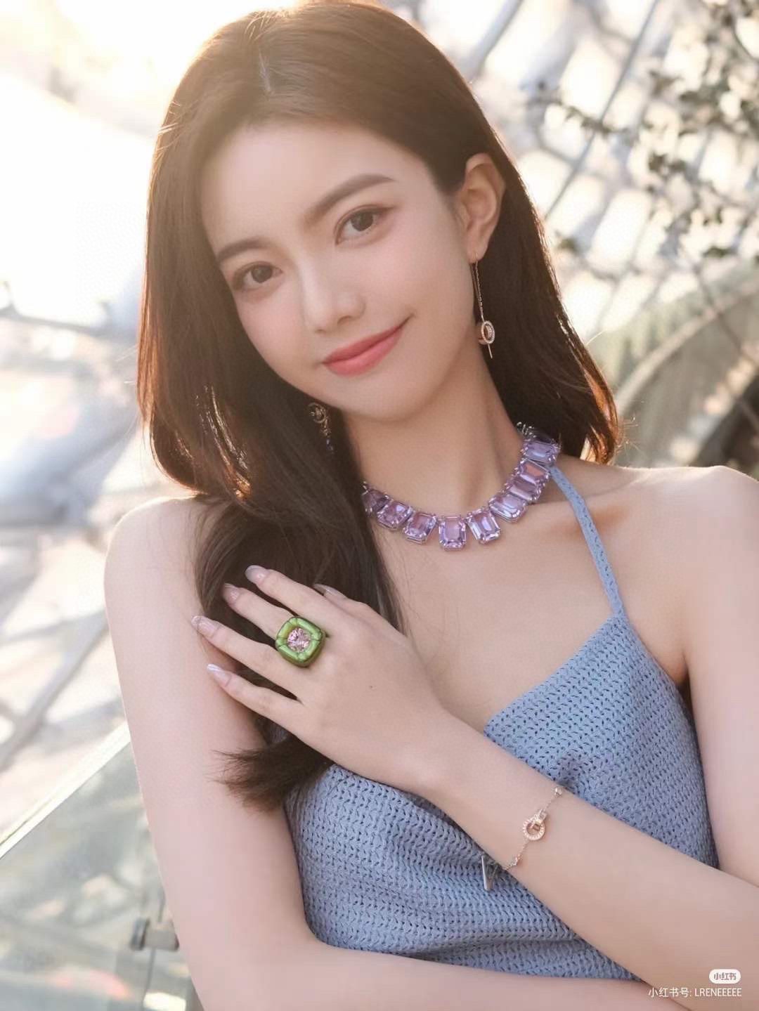 P55  swarovski 银色 玫瑰金 简约圆环抽拉式手链

用这款非对称链坠突破风格边界。两个点缀着密镶透明仿水晶的相扣圆环，悬挂于手链上，在优雅的摆动中尽绽耀眼光芒。
银色玫瑰金 双色可选。