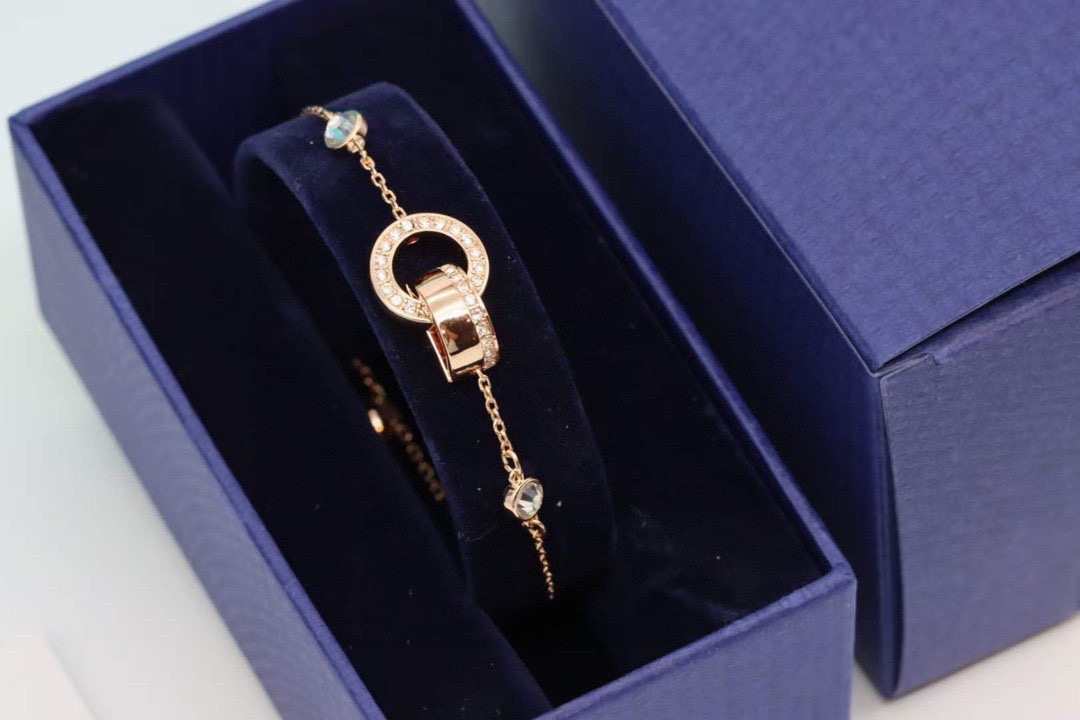 P55  swarovski 银色 玫瑰金 简约圆环抽拉式手链

用这款非对称链坠突破风格边界。两个点缀着密镶透明仿水晶的相扣圆环，悬挂于手链上，在优雅的摆动中尽绽耀眼光芒。
银色玫瑰金 双色可选。