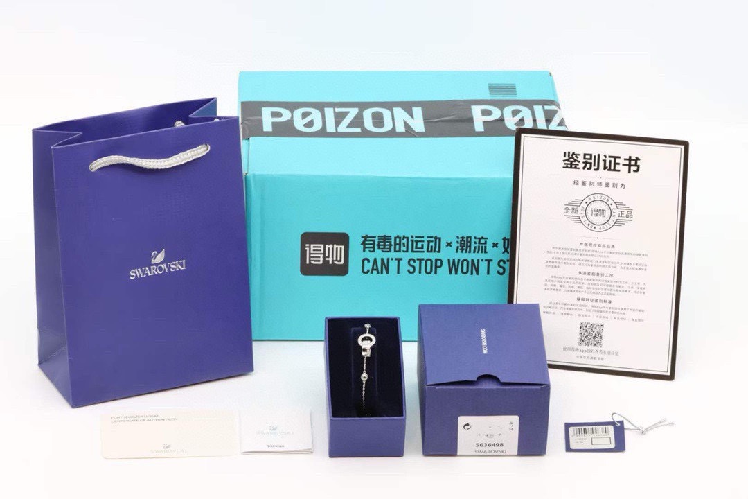 P55  swarovski 银色 玫瑰金 简约圆环抽拉式手链

用这款非对称链坠突破风格边界。两个点缀着密镶透明仿水晶的相扣圆环，悬挂于手链上，在优雅的摆动中尽绽耀眼光芒。
银色玫瑰金 双色可选。