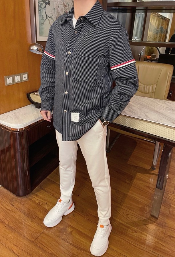 NO:116075,TB-2025 counter latest hot shirts are shipped, and hot-selling items in New York counters!  Selected custom-made cotton fabrics imported from Italy and matched with the brand's classic design. The 4 bars on the single-sided sleeves, the brand logo and custom buttons at the waist are quite fashionable. The upper body effect is visible. Size 48-56 (model 173,130 catties wears 48 sizes, equipped with Hong Kong Lane Crawford gift box packaging),,alexander wang19860909TB-2025专柜最新爆款衬衣出货 纽约专柜热销单品！精选意大利进口定制精棉面料搭配品牌经典的设计,单边袖子的4条杠和腰间的品牌标志及定制纽扣相当彰显时尚 上身效果看得见.尺码48-56（模特173130斤穿48码,配香港连卡佛礼盒包装）,,alexander wang,Men's clothing