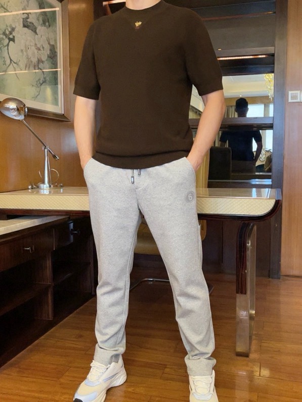 NO:116084,Dior-2025 counter latest hottest round neck is shipped, and European and American counters are released simultaneously!  Selected Italian imported merino wool with the latest design, the CD logo on the chest shows fashion, the base looks very good on the outside. The number of codes is 48-56 (model 173/130 wears 48, with Hong Kong Lane Crawford gift box packaging), dior, alexander wang19860909迪奥-2025专柜最新爆款圆领出货 欧美专柜同步发售！精选意大利进口美丽诺羊毛搭配最新的设计,胸口的CD标志彰显时尚 打底外穿都非常好看.码数48-56（模特173/130穿48、配香港连卡佛礼盒包装）,,dior,alexander wang,Men's clothing