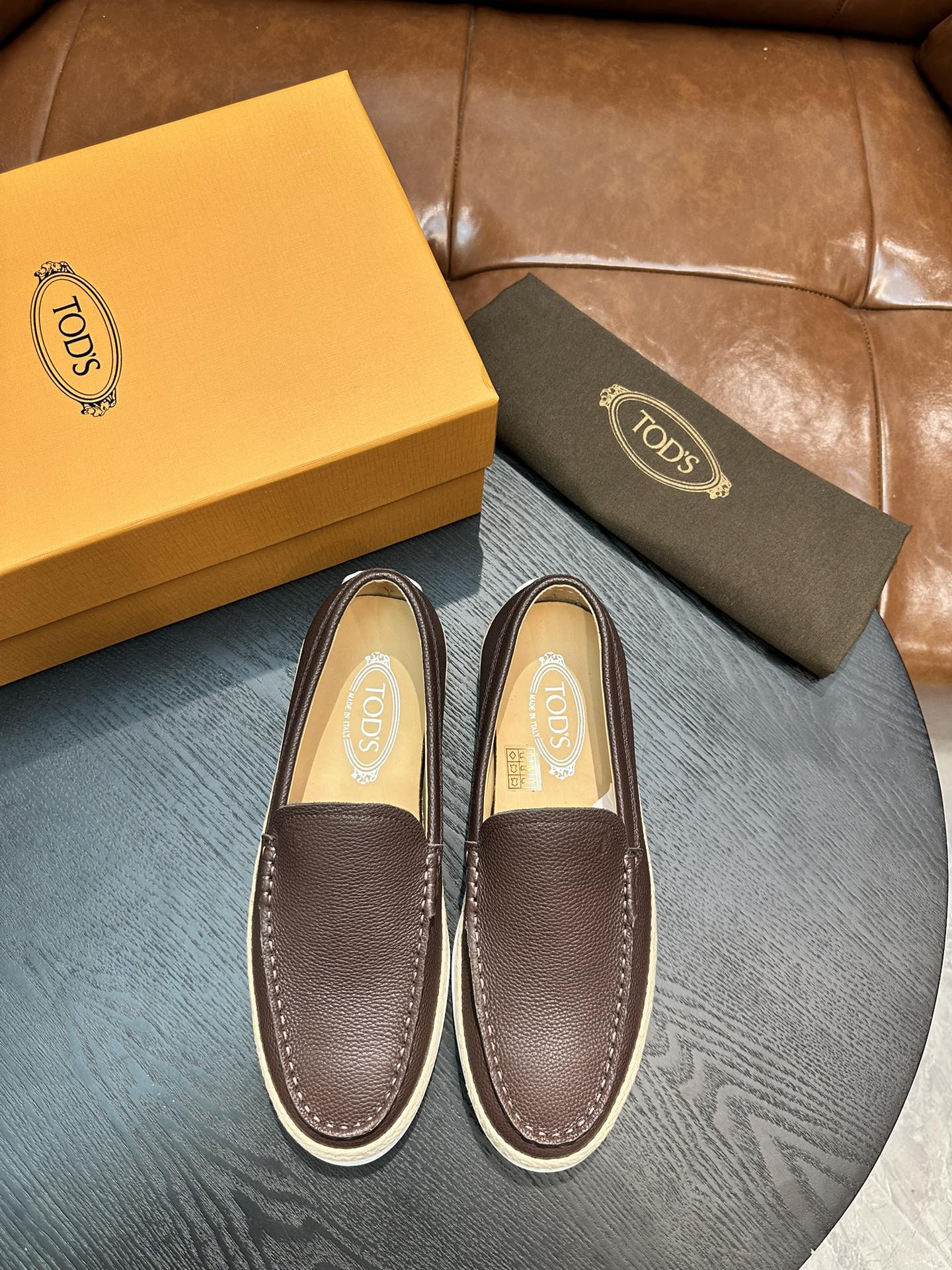 NO:272624,【Tod's Tod's】 Size 39-44 (38.45 customized) TODS Todds's Loafer is made of velvet-like velvet leather, paired with Tod's letter trademark printing and exposed stitching design, soles are equipped with woven lafite inlays and rubber beans. Tod's men's loafers · velvet leather upper, Tod's letter trademark printing, heel embellished with rubber beans, leather insole, removable insole, rubber beans anti-slip wear-resistant sole, easy to interpret urban elegance, casual and versatile, shoe cabinet evergreen, worth owning. Made in Italy. This pair of Tod's loafers is made of velvet-like suede, featuring the Tod's letter logo print and exposed  stitching design. The sole is equipped with a woven raffia trim and rubber pebbles. Tod's men's loafers have a suede upper, a Tod's letter logo print, rubber pebbles embellishing the heel, a leather insole, a removable shoe pad, and a rubber pebble sole that is slip-resistant and wear-resistant. It effortlessly showcases urban elegance, is versatile for casual wear, and is a classic staple in your shoe  cabinet that is definitely worth having. Sizes range from 39 to 45. Sizes 38 and 45 can be custom-made. Made in Italy.,,louis vuitton,Tod's,tom ford,versace19860909【Tod's 托德斯】 Size 39-44(38.45订做) TODS托德斯本款便鞋以丝绒般的翻绒革制成,搭配Tod's字母商标印花、外露缝线设计,鞋底设有编织拉菲草嵌边和橡胶豆豆.Tod's男士便鞋·翻绒革鞋面,Tod's 字母商标印花,后跟点缀橡胶豆豆,皮革内底,可拆卸鞋垫,橡胶豆豆防滑耐磨鞋底,轻松演绎都市优雅品味,休闲百搭,鞋柜常青款,值得拥有.意大利制造. This pair of Tod's loafers is made of velvet-like suede, featuring the Tod's letter logo print and exposed stitching design. The sole is equipped with a woven raffia trim and rubber pebbles. Tod's men's loafers have a suede upper, a Tod's letter logo print, rubber pebbles embellishing the heel, a leather insole, a removable shoe pad, and a rubber pebble sole that is slip-resistant and wear-resistant. It effortlessly showcases urban elegance, is versatile for casual wear, and is a classic staple in your shoe cabinet that is definitely worth having. Sizes range from 39 to 45. Sizes 38 and 45 can be custom-made. Made in Italy.,,louis vuitton,Tod's,tom ford,versace,Men's shoes