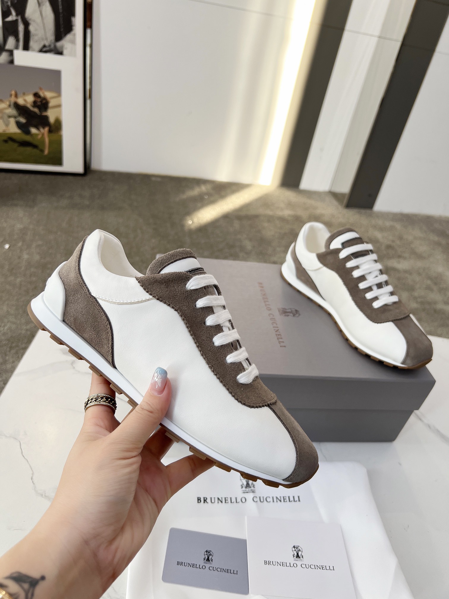 NO:232583,, BC gift early spring new product] Brunello Cucinelli Women's calf leather splicing casual sneakers Comfortable and versatile (decorative beaded sneakers) The upper is replicated with high merceration and cowhide special materials. It is matched with hardware chains and does not fade, and the hardware ruler has no bubbles. Special counter for inner lining. High-density elastic latex (detachable independent high-elastic latex insole) Outsole original TPU sole Size 35-41 (40 41 custom made without return or exchange), casual shoes/sports shoes, brunello cucinelli, sneakers, cowhide19860909、BC礼物早春新品]Brunello Cucinelli 女士小牛皮拼接休闲运动鞋 舒适百搭（装饰镶珠运动鞋） 鞋面一比一复刻高丝光、牛皮拼接特殊材料 搭配五金链条不掉色,五金尺无气泡. 内里专用专柜羊里 高密度弹力乳胶（可拆卸独立高弹力乳胶鞋垫） 大底原版TPU大底 码数35-41（40 41定做不退换）,休闲鞋/运动鞋,brunello cucinelli,sneakers,cowhide,Women's Shoes