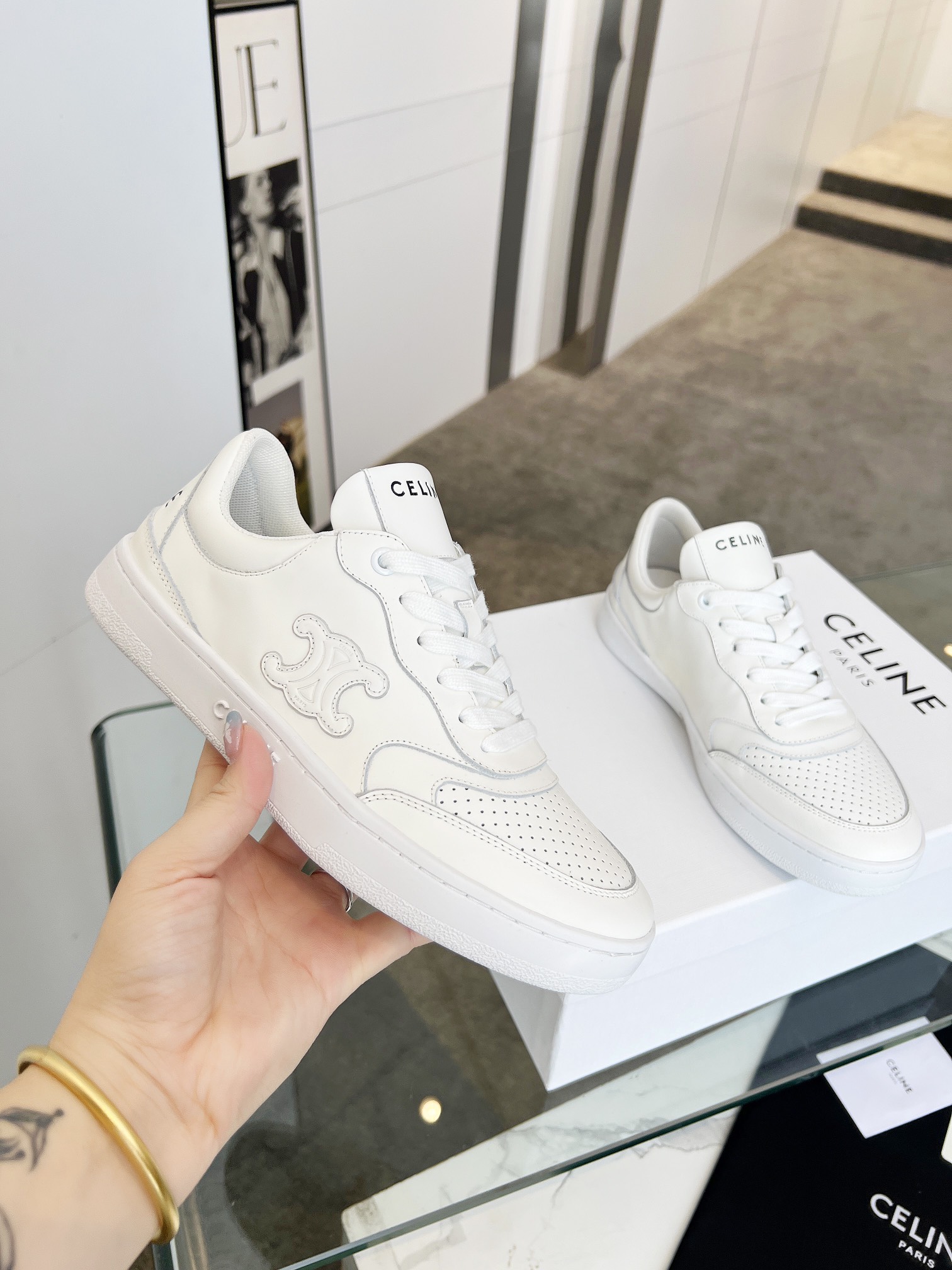 NO:164401,CELINE BLOCK TRIOMPHE cowhide leather couple sneakers, CELINE logo thick-soled bread shoes, spring and summer 2025 new spring and summer style Arc de Triomphe logo lace, simple and comfortable, clean and neat, heightening and thin legs. Whether worn alone or with wide-leg pants, high street and retro, let’s make CELINE girls. The upper is original cowhide contrasting color. Original inner lining, outsole rubber material, women 35-39 men 40-44 (customized for other sizes), casual shoes/sports shoes, celine, celine, sneakers, cowhide19860909CELINE赛琳 BLOCK TRIOMPHE牛皮革情侣运动鞋 后帮和侧面压印CELINE标志厚底面包鞋 2025春夏新款 凯旋门徽标系带 简单舒服,干净利落,增高显腿细 无论是单穿还是搭配阔腿裤,高街又复古一起来做CELINE女孩 鞋面原版牛皮撞色 原版内里 大底橡胶材质 女35-39男40-44（其它码数定做）,休闲鞋/运动鞋,celine,celine,sneakers,cowhide,Women's Shoes