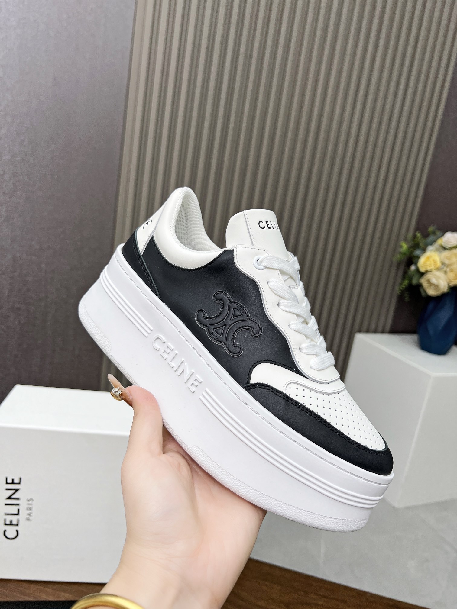 NO:164404,CELINE BLOCK TRIOMPHE cowhide leather wedge sneakers thick sole white shoes back top and side imprint CELINE logo thick sole bread shoes 2025 spring and summer new style Arc de Triomphe logo lace simple and comfortable, clean and neat, increase height and make legs thin Whether worn alone or with wide-leg pants, high street and retro come together to make CELINE girls. The upper is original cowhide contrasting color original inner lining, outsole rubber material 35-39 (customized for other sizes) P, casual shoes/sports shoes, celine, celine, sneakers, cowhide19860909CELINE赛琳 BLOCK TRIOMPHE牛皮革坡跟运动鞋厚底 小白鞋 鞋后帮和侧面压印CELINE标志厚底面包鞋 2025春夏新款 凯旋门徽标系带 简单舒服,干净利落,增高显腿细 无论是单穿还是搭配阔腿裤,高街又复古一起来做CELINE女孩 鞋面原版牛皮撞色 原版内里 大底橡胶材质 35-39（其它码数定做）Ｐ,休闲鞋/运动鞋,celine,celine,sneakers,cowhide,Women's Shoes