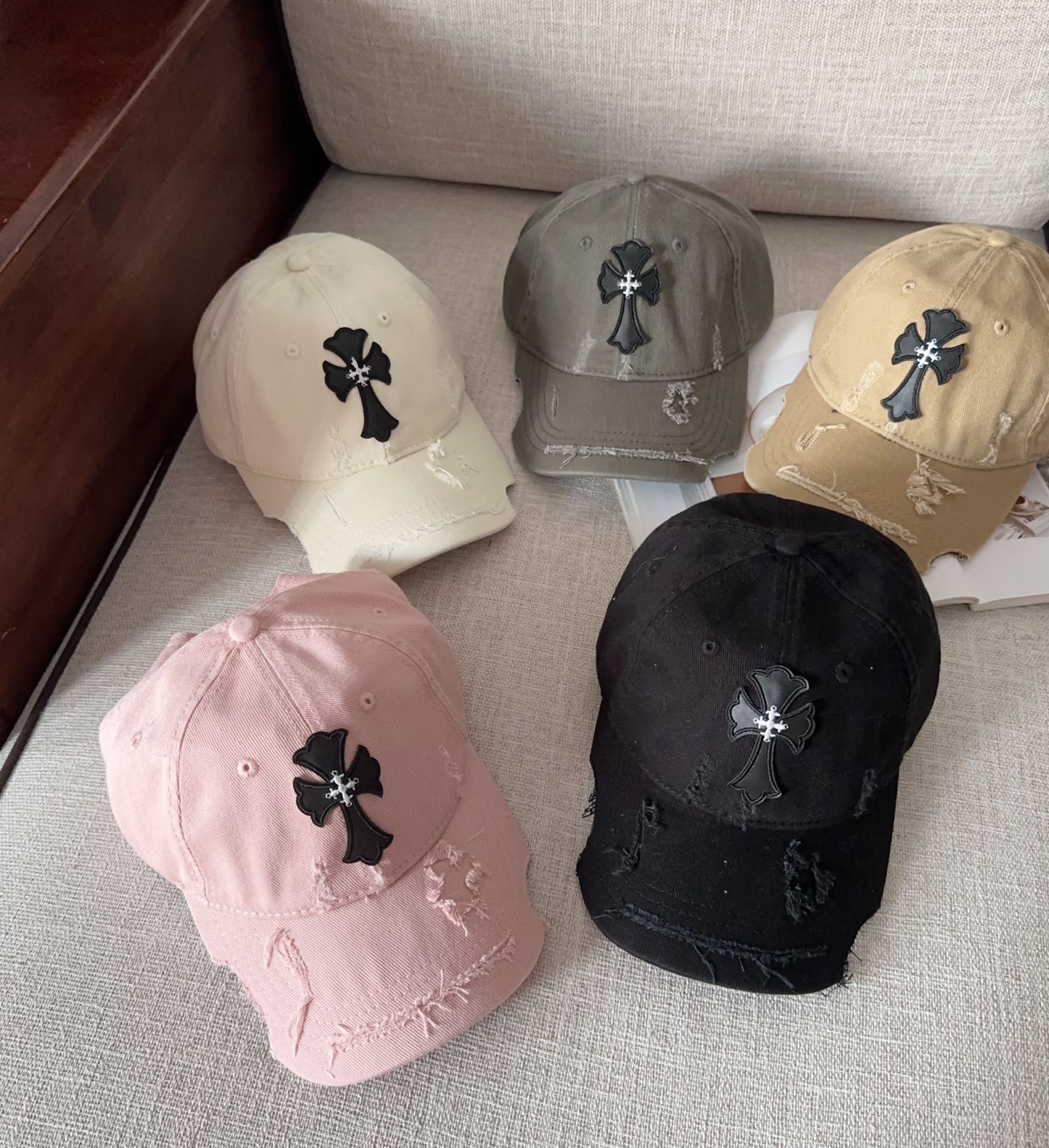 

克罗心 🆕🆕春款棒球帽，个性时尚款
经典十字架标志，休闲带点酷酷的感觉，中性款
男女同款！多种色系，