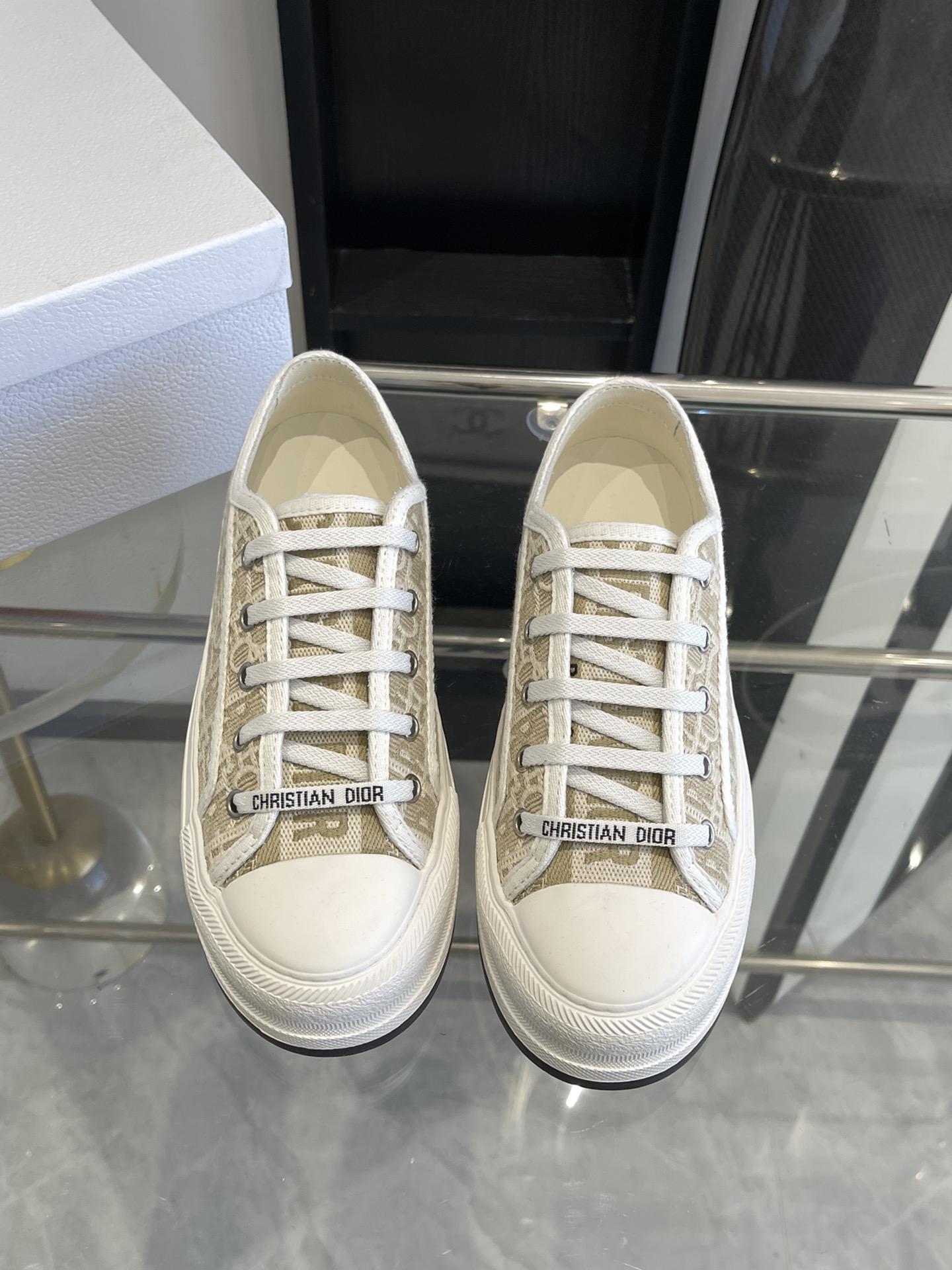 NO:173373,Purchase level New color Dior new style of old-fashioned embroidered canvas heightened thick-soled shoes, all details are the same as the authentic classic old-fashioned and thick-soled series, fashionable, comfortable and lengthening leg lines, all original methods and original materials Classic embroidered presbyopia imported silk sheep, original cowhide footbed, unsatisfied package return Size 35-41 (40, 41 custom made no return or exchange), casual shoes/sports shoes, dior, dior, sneakers, cowhide19860909代购级别 新配色 Dior 迪奥新款老花刺绣帆布增高厚底鞋,所有细节都和正品一致经典老花配上厚底系列, 时尚舒适还拉长腿部线条,全部原版做法原版用料 经典刺绣老花 进口丝绸羊里, 原版牛皮里垫脚 不满意包退 码数35-41（40、41订做不退不换）,休闲鞋/运动鞋,dior,dior,sneakers,cowhide,Women's Shoes