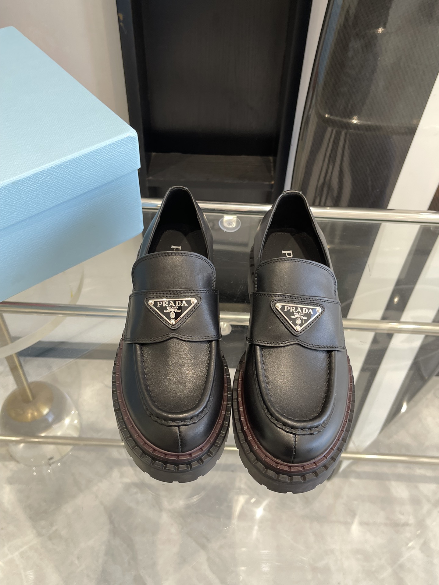 NO:173348,Men's 20PRADA new couple loafers. The whole pair of shoes is purchased and developed by Zp, all customized materials, exclusive mold opening sole, all details are shipped together, and even the packaging is the same as the genuine one. Size: Women's 35-45 (45 custom-made, no return or replacement), loafers, prada, loafers19860909男20PRADA 新款 情侣 乐福鞋 整双鞋子采购Zp开发打造,全部定制材料,独家开模大底,细节全部对版出货,连包装也做到跟正品一样.码数:女35-45（45定做不退不换）,乐福鞋,prada,loafers,Women's Shoes