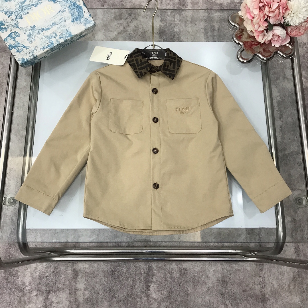 NO:210826,【Spot delivery】 FEND* Lapel shirt Early spring style~ Single-wear jacket Soft and delicate oblique cotton fabric~ Matched with classic denim old-fashioned double FF denim neckline design Inner lining Use cotton and linen materials to create delicate and lubricating, excellent skin-friendly feel, flowing drape, comfortable and breathable classic pointed collar Good product look at the details Single-button cuff curved hem Inner or single wear The style is super positive size--120-130-140-150 【CM】 Counter packaging 70, clothes, fendi, jackets & coats,shirts,19860909【现货发】   FEND* 翻领小衬衫 早春款～单穿外套 柔软细腻斜织棉面料打造～搭配经典牛仔老花双FF牛仔领口设计 内里加里衬 采用棉麻质地物料打造细腻润滑 亲肤感极好 垂感飘逸 舒适透气经典尖领 好货看细节 单扣式袖口弧形衣摆 内搭或单穿都 版型超正 size--120-130-140-150【CM】 专柜包装70,衣服,fendi,jackets & coats,shirts,,Children's