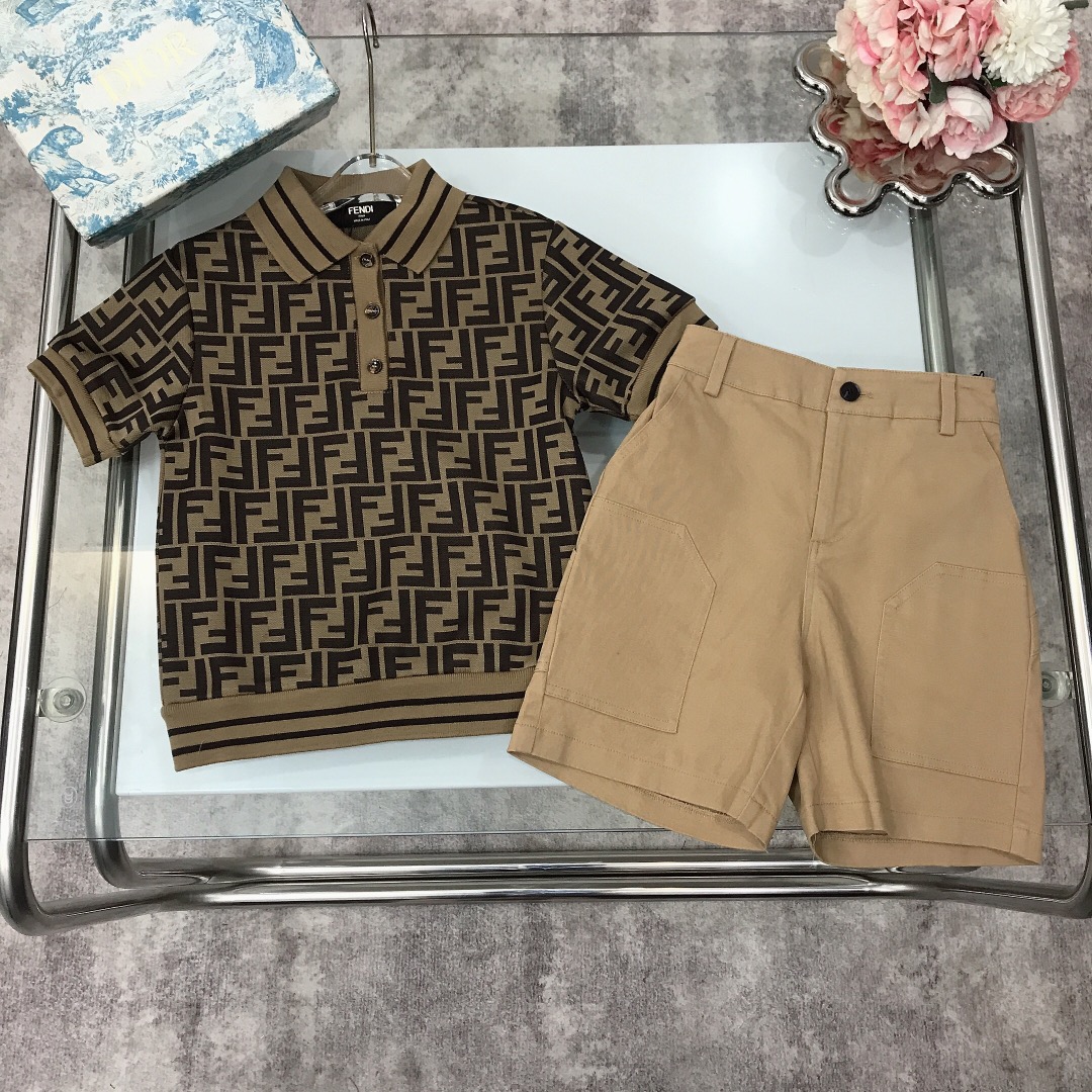 NO:210746,【Spot shipment】 FEND* ~ Limited series Early spring style Knitted fabric small lapel Polo shirt embroidered oblique cotton shorts Soft and delicate Exquisite style Matched with iconic brown double FF fabric design Oblique cotton shorts with rear pocket embroidered double FF, showing elegance and handsomeness Soft and comfortable, skin-friendly and not tied, excellent upper body effect size--120-130-140-150 [CM] Counter packaging 70, clothes, fendi, shorts,19860909【现货发】   FEND* ～限定系列 早春款 针织面料小翻领Polo衫刺绣斜织棉短裤 柔软细腻 精致款 搭配标志性棕色双FF面料设计 斜织纯棉短裤搭配后口袋刺绣双FF 尽显优雅跟帅气 柔顺舒适 亲肤不扎 上身效果极好  size尺码--120-130-140-150【CM】 专柜包装70,衣服,fendi,shorts,,Children's