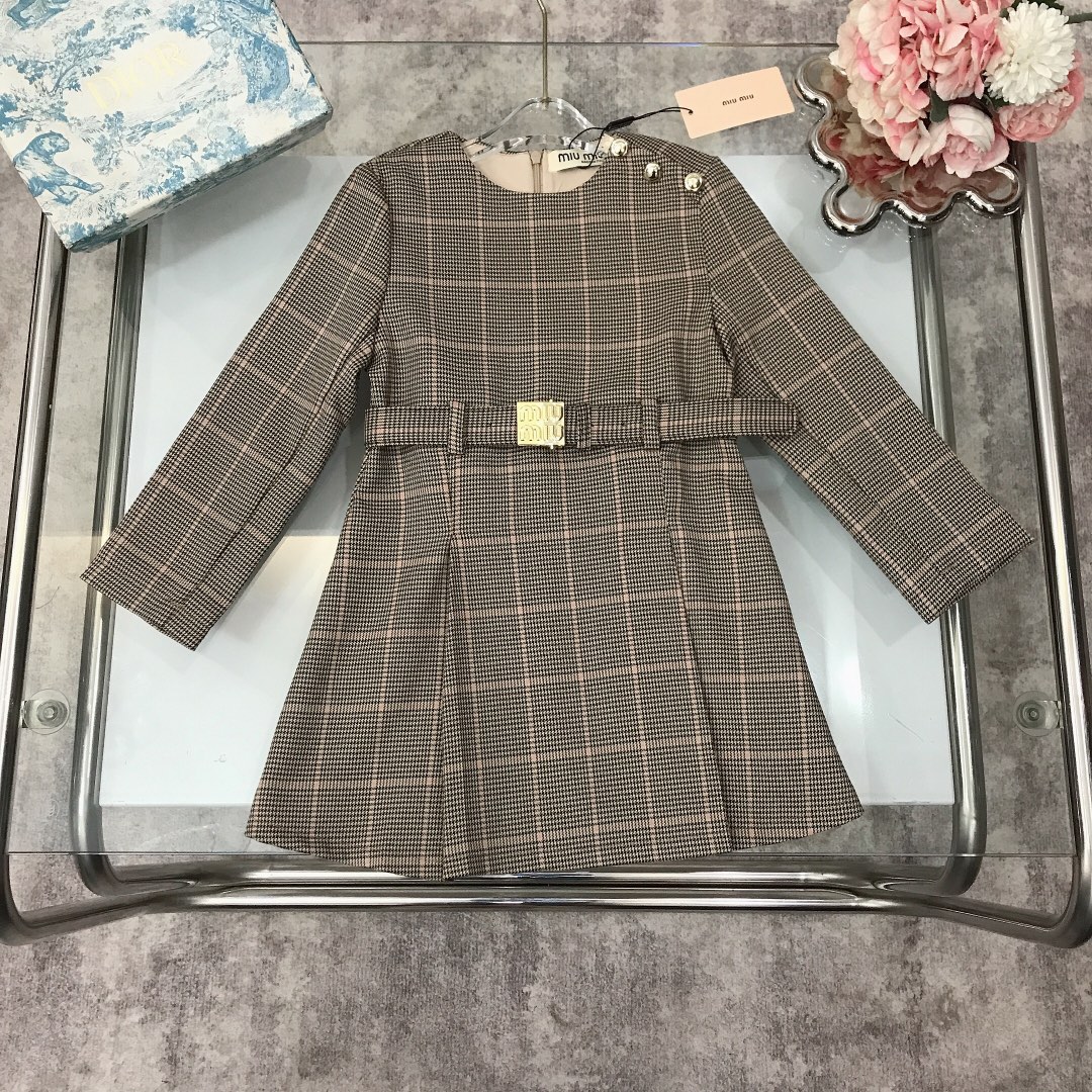 NO:210707,【Spot shipment】 MIUMIU early spring long-sleeved houndstooth checked full-print dress, matched with classic miumiu hardware buckle belt accessories, chiffon satin inner, smooth texture, soft and comfortable feel, very good upper body effect Size--120-130-140-150【CM】 Requires counter packaging, clothes, miumiu, skirts, silk fabric,19860909【现货发】  MIUMIU 早春款长袖千鸟格纹全面印花连衣裙 搭配经典miumiu五金扣腰带配饰 雪纺绸缎内里 顺滑质地超级舒适 手感柔软舒适 上身效果非常好 尺码--120-130-140-150【CM】 需要专柜包装元,衣服,miumiu,skirts,silk fabric,,Children's