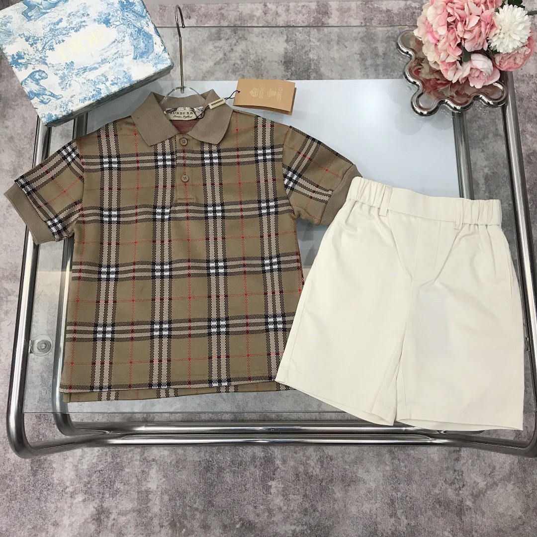 NO:210754,[Spot shipment] Burberr*~ Limited series Early spring style Knitted fabric small lapel Polo shirt embroidered oblique cotton shorts soft and delicate exquisite style Matched with iconic brown plaid fabric design Oblique cotton shorts with rear pocket embroidered war horses, showing elegance and handsomeness, soft and comfortable, skin-friendly and not tied, excellent upper body effect size--120-130-140-150 [CM] Counter packaging 70, clothes, burberry, shorts,19860909【现货发】   Burberr*～限定系列 早春款 针织面料小翻领Polo衫刺绣斜织棉短裤 柔软细腻 精致款 搭配标志性棕色格子纹系面料设计 斜织纯棉短裤搭配后口袋刺绣战马 尽显优雅跟帅气 柔顺舒适 亲肤不扎 上身效果极好  size尺码--120-130-140-150【CM】 专柜包装70,衣服,burberry,shorts,,Children's