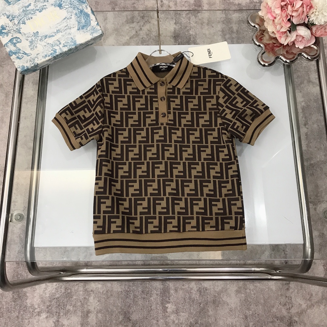 NO:210812,【Spot shipment】 FEND* The same style for the counter ~ Early spring style Lapel Polo shirt short sleeves Striped neckline splicing full old-fashioned double FF letter pattern Knitted cotton linen fabric ~ Super soft and delicate pearl mesh cotton, full of elasticity Use imported high-end custom customized with elastic pearl floor cotton fabric sedition High-end fashionable style The upper body effect is very good Color brown Size--120-130-140-150 [CM] Requires counter packaging, clothes, fendi, T-shirt,19860909【现货发】  FEND* 专柜同款～ 早春款 翻领Polo衫短袖 条纹纹领口拼接全面老花双FF字母图案 针织棉麻面料打造～超柔软细腻珠地网眼棉质 弹性十足 采用进口高端定制定制附有弹性珠地棉面料裁制 高级时髦款 上身效果非常好 颜色咖色 尺码--120-130-140-150【CM】 需要专柜包装元,衣服,fendi,T-shirt,,Children's