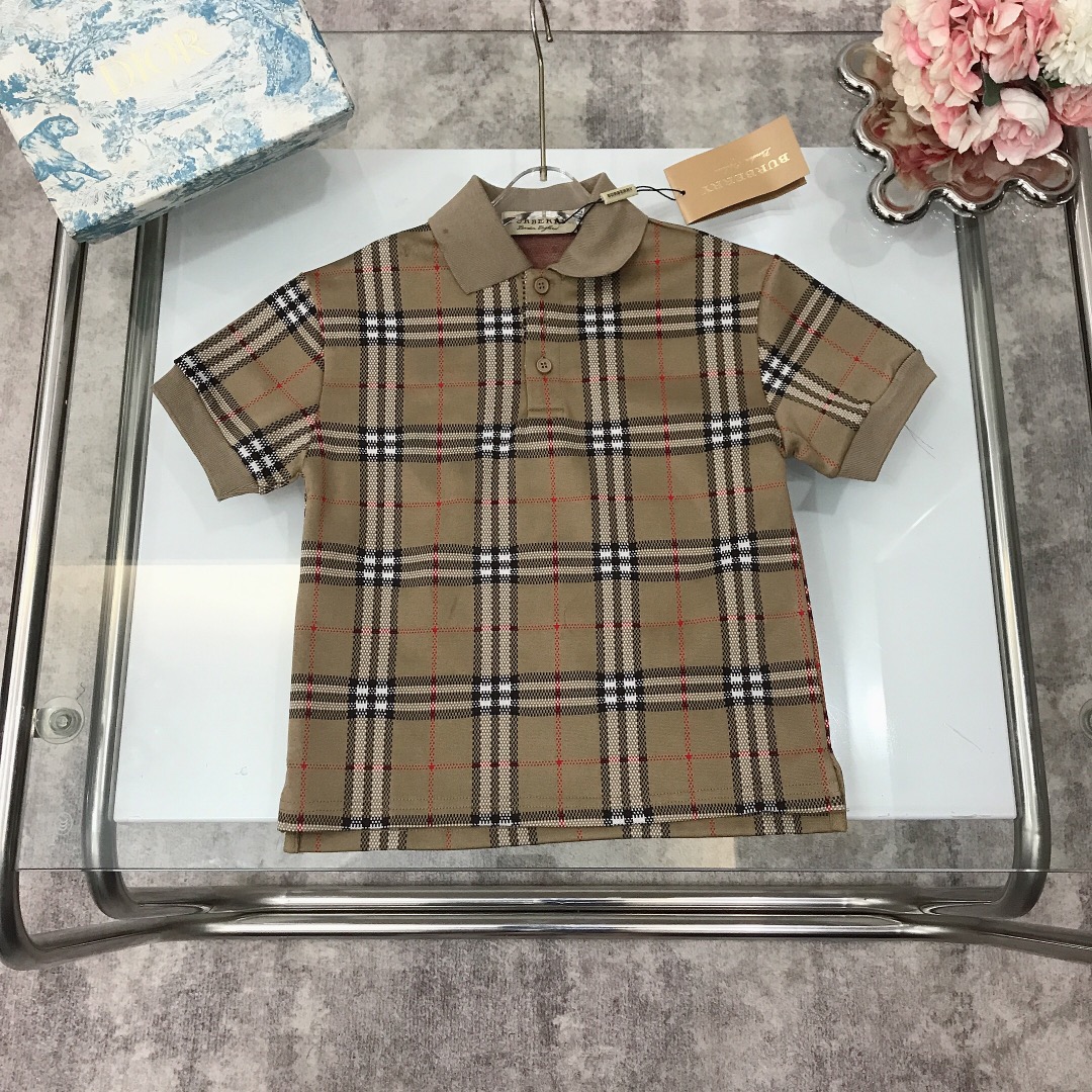 NO:210819,[Spot shipment] Burberr* The same style for the counter ~ Early spring style Lapel Polo shirt short sleeves Clean collar splicing comprehensive classic plaid pattern Knitted cotton linen fabric ~ Super soft and delicate pearl mesh cotton, full of elasticity Use imported high-end custom customized with elastic pearl floor cotton fabric sedition High-end fashionable style The upper body effect is very good Color brown Size--120-130-140-150 [CM] Requires counter packaging, clothes, burberry, T-shirt,19860909【现货发】   Burberr* 专柜同款～ 早春款 翻领Polo衫短袖 净色领口拼接全面经典格子纹图案 针织棉麻面料打造～超柔软细腻珠地网眼棉质 弹性十足 采用进口高端定制定制附有弹性珠地棉面料裁制 高级时髦款 上身效果非常好 颜色咖色 尺码--120-130-140-150【CM】 需要专柜包装元,衣服,burberry,T-shirt,,Children's