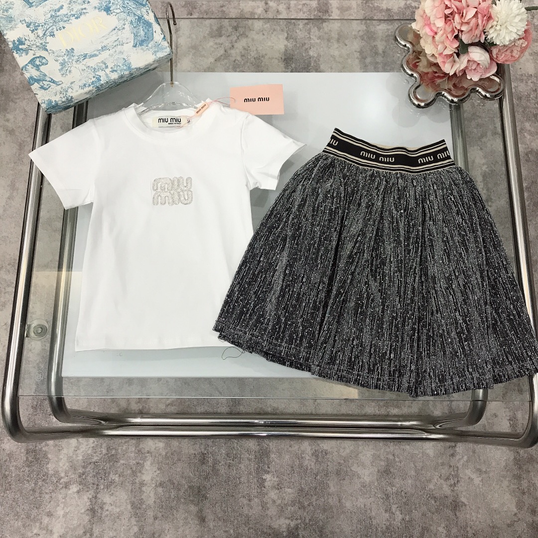 NO:210713,[Spot delivery] MIUMIU Limited series ~ Girls' skirts Pure cotton exquisite diamond-set logo T-shirt short-sleeved logo webbing elastic belt with a comprehensive shiny silver wire strip design. Spliced ​​pure cotton edge inner layer, soft and comfortable, skin-friendly and not tied, excellent upper body effect, a must-have artifact for princess~ size size 90---120-130-140-150 [CM] Counter packaging 70, clothes, miumiu, skirts, T-shirt, tees, t-shirt,19860909【现货发】   MIUMIU 限定系列～女童套裙 纯棉精致镶钻logoT恤短袖logo织带松紧腰带搭配全面亮晶晶银丝条设计. 拼接纯棉包边内搭 柔顺舒适 亲肤不扎 上身效果极好 公主的必备神器～  size尺码90---120-130-140-150【CM】 专柜包装70,衣服,miumiu,skirts,T-shirt,tees，t-shirt,,Children's