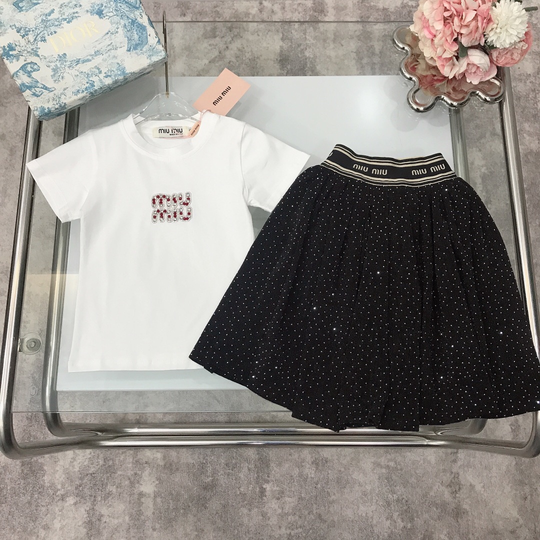 NO:210719,[Spot shipment] MIUMIU Limited series ~ Girls' skirts Pure cotton exquisite diamond-set logo T-shirt short-sleeved logo webbing elastic belt with a full-singed skirt design. Spliced ​​pure cotton edges are soft and comfortable, skin-friendly and not tied, and the upper body is excellent. A must-have artifact for princess~ size size 90---120-130-140-150 [CM] Counter packaging 70, clothes, miumiu, skirts, T-shirt, tees, t-shirt,19860909【现货发】   MIUMIU 限定系列～女童套裙 纯棉精致镶钻logoT恤短袖logo织带松紧腰带搭配全面满天星半裙设计. 拼接纯棉包边内搭 柔顺舒适 亲肤不扎 上身效果极好 公主的必备神器～  size尺码90---120-130-140-150【CM】 专柜包装70,衣服,miumiu,skirts,T-shirt,tees，t-shirt,,Children's