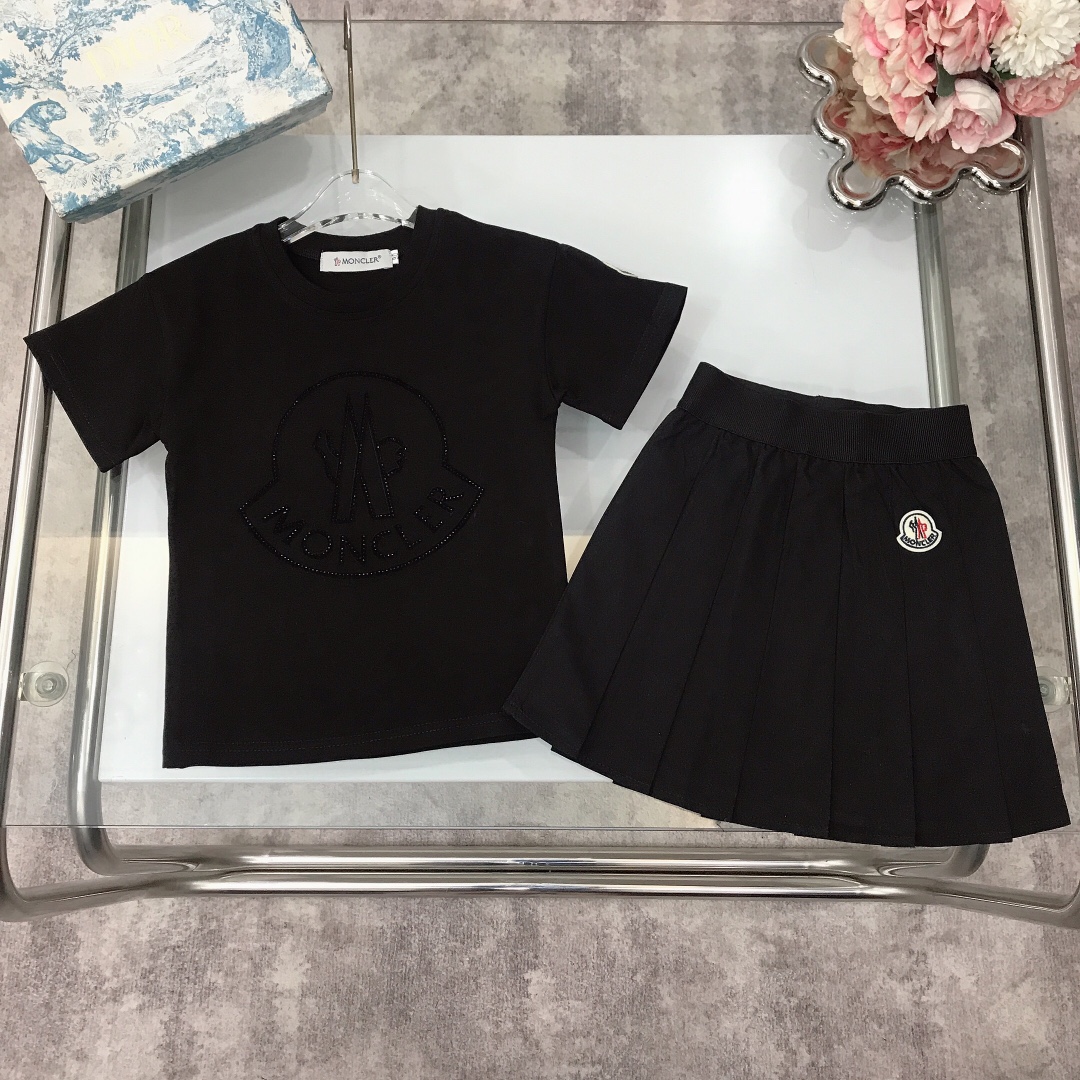 NO:210739,【Spot shipment】 MONCLE* Limited series ~ Girls' skirt Pure cotton exquisite diamond-inlaid logo T-shirt short-sleeved logo pleated skirt Soft and comfortable, skin-friendly and not tied, excellent upper body effect, a must-have artifact for princess~ Color black Apricot size 90---120-130-140-150【CM】 Counter packaging 70, clothes, christian louboutin, skirts, T-shirt, tees, t-shirt,19860909【现货发】   MONCLE* 限定系列～女童套裙 纯棉精致镶钻印花logoT恤短袖logo标志百褶裙 柔顺舒适 亲肤不扎 上身效果极好 公主的必备神器～ 颜色黑色 杏色  size尺码90---120-130-140-150【CM】 专柜包装70,衣服,christian louboutin,skirts,T-shirt,tees，t-shirt,,Children's