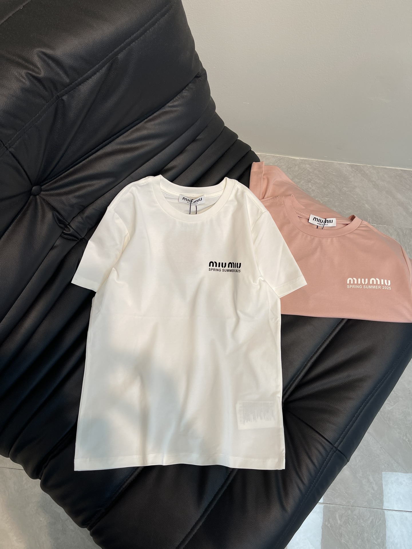 NO:316625,Miumi25 spring and summer new pressed letter short-sleeved T-shirt. Classic badge logo letter embellishment, simple and versatile, a must-have for single wear. Classic style cut, small one can easily control it. Three-color SML AA,,miumiu, T-shirt,tees, t-shirt,alexander wang19860909Miumi25春夏新款压胶字母短袖T恤.经典的徽章logo字母点缀,简洁百搭,单穿打底必备款.经典版型剪裁,小个子也能轻松驾驭.三色SML AA,,miumiu,T-shirt,tees，t-shirt,alexander wang,Women's clothing