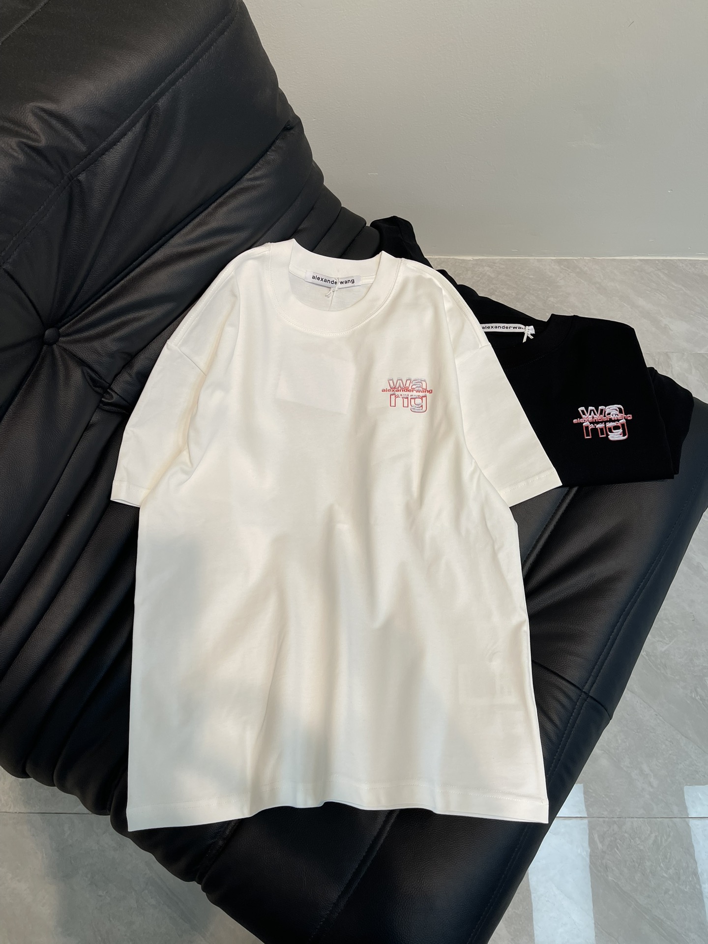 NO:316611,Alexand*r wan* King's latest round neck fashionable short-sleeved T-shirt in spring and summer, made of pure cotton fabric!  Comfortable, durable and easy to wear, classic and simple logo design, loose style, same style for men and women!  Size S-XL, alexander wang,T-shirt,tees,t-shirt,alexander wang19860909Alexand*r wan*大王25春夏最新款圆领时尚短袖T恤,采用纯棉面料！贴肤舒适,耐看又好穿,经典简约logo设计, 宽松版型,男女同款！ 尺码S-XL,,alexander wang,T-shirt,tees，t-shirt,alexander wang,Women's clothing