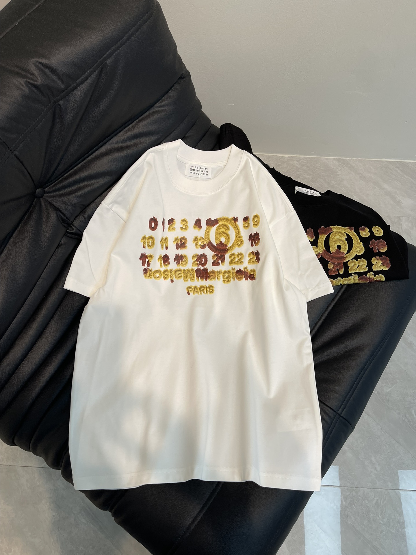 NO:316614,MM6 Majira's latest round neck fashionable short-sleeved T-shirt in spring and summer, made of pure cotton fabric!  Comfortable, durable and easy to wear, classic and simple logo design, loose style, same style for men and women!  Size S-XL,masion margiela,masion margiela,T-shirt,tees,t-shirt,alexander wang19860909MM6马吉拉25春夏最新款圆领时尚短袖T恤,采用纯棉面料！贴肤舒适,耐看又好穿,经典简约logo设计, 宽松版型,男女同款！ 尺码S-XL,,masion margiela,masion margiela,T-shirt,tees，t-shirt,alexander wang,Women's clothing