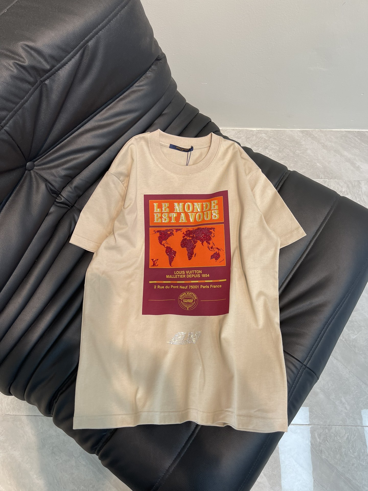 NO:316584,Louis Vuitto*25 spring and summer new heavy industrial rhinestone printed short-sleeved T-shirt custom YB native cotton material breathable and comfortable, full texture Loose short-sleeved T-shirt cut highlights the brand style Made of gram-weight pure cotton, full of drape, presents a slim visual effect The chest uses printing technology to restore colors, outlines the retro style world map rhinestone embellishes the brand letter logo pattern, the back print echoes to enhance brand identity, fashionable and high-end feel instantly, create a personal style, fashionable and relaxed, and the inner wear is brilliant and fashionable. High-version SML,,louis vuitton,T-shirt,tees,t-shirt,alexander wang19860909Louis Vuitto*25春夏新款重工水钻印花短袖T恤 定制YB原生全棉材质 透气舒适 质感十足 宽松短袖T恤裁剪 凸显品牌格调 采用克重纯棉制成 垂坠感十足 呈现显瘦视觉效果 胸前利用印花工艺还原色彩 勾勒出复古风格的世界地图水钻点缀品牌字母徽标图案 后背印花呼应加强品牌标识度 时尚高级感立现 打造个性风格 时髦松弛 单穿内搭都出彩时髦 高版本 SML,,louis vuitton,T-shirt,tees，t-shirt,alexander wang,Women's clothing