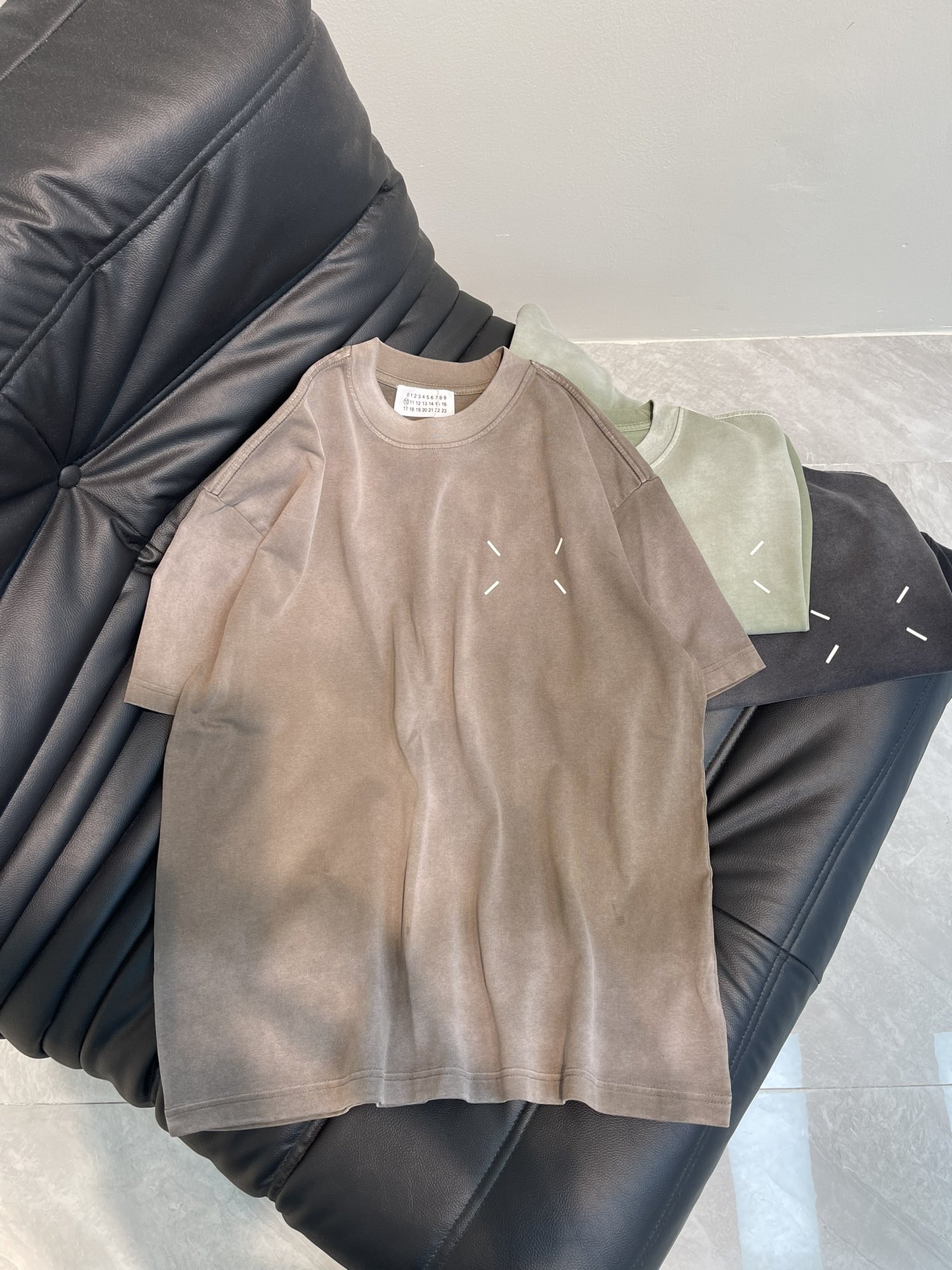 NO:316628,MM6 Magira's latest 25 spring and summer wash-out aged round neck short-sleeved T-shirt, made of pure cotton fabric!  Comfortable, durable and easy to wear, classic back logo printing design, loose style, same style for men and women!  Size S-XL,masion margiela,masion margiela,T-shirt,tees,t-shirt,alexander wang19860909MM6马吉拉25春夏最新款水洗做旧圆领短袖T恤,采用纯棉面料！贴肤舒适,耐看又好穿,经典后背logo印花设计, 宽松版型,男女同款！ 尺码S-XL,,masion margiela,masion margiela,T-shirt,tees，t-shirt,alexander wang,Women's clothing